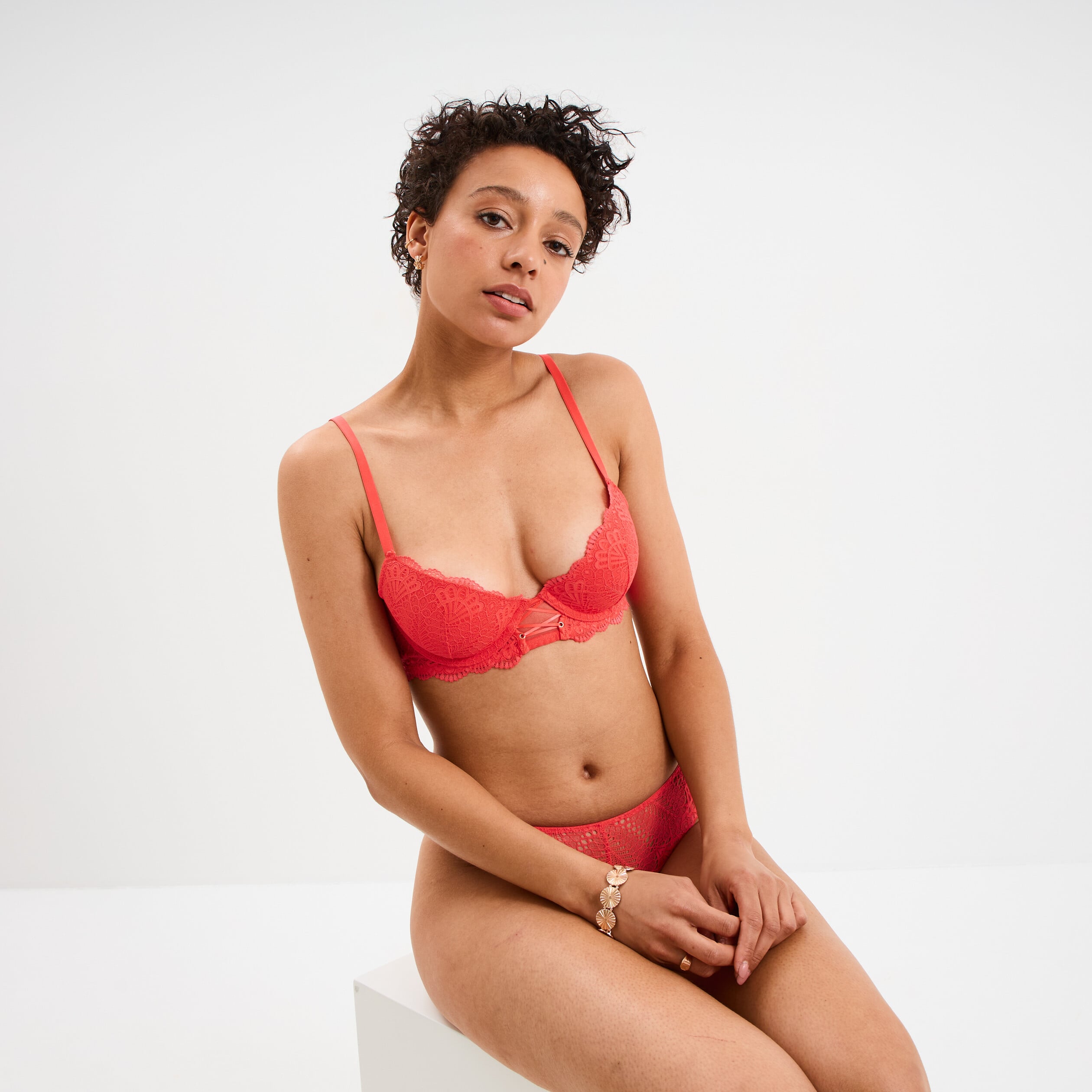 Soutien-gorge push-up padd&eacute; dentelle rouge femme