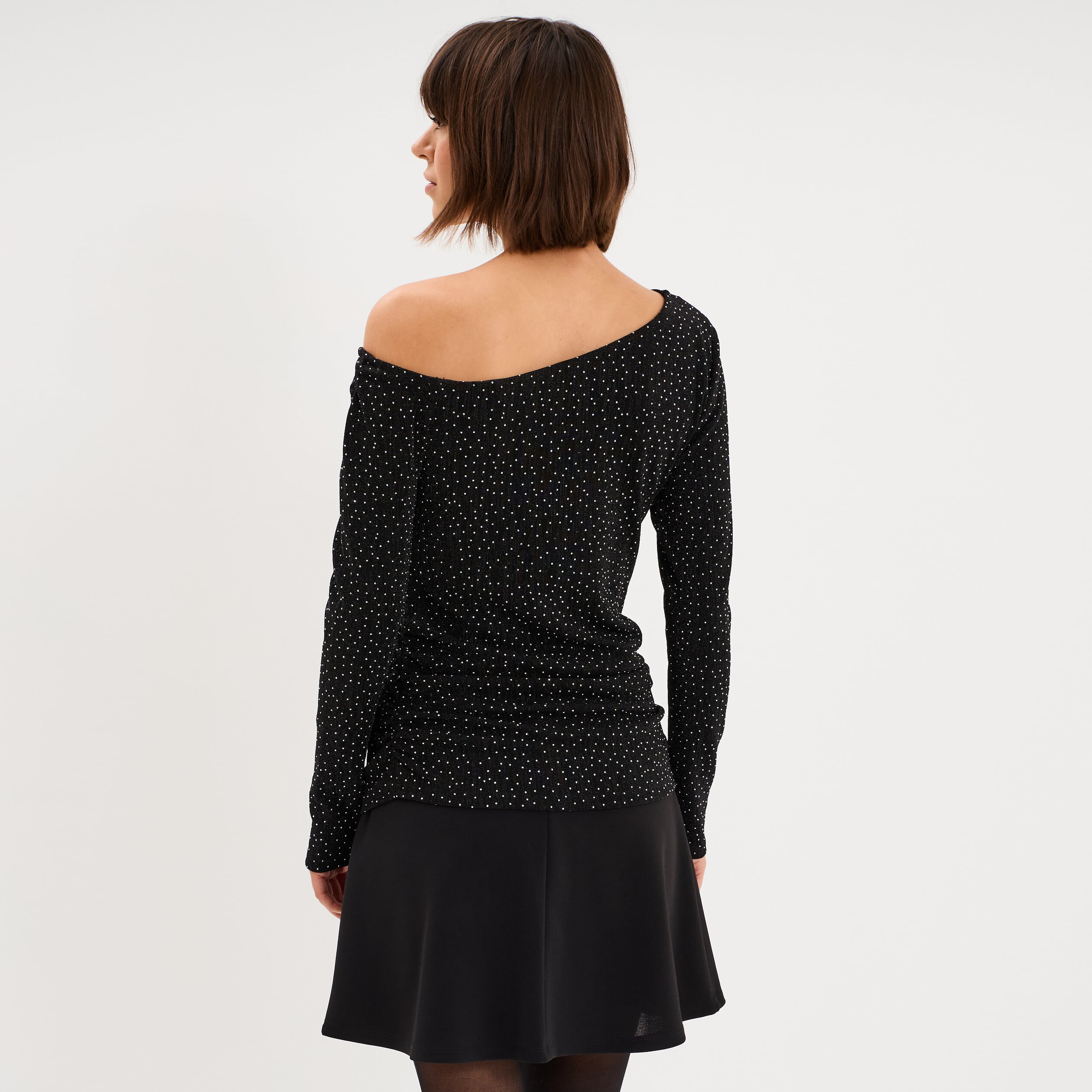 T-shirt cintr&eacute; &agrave; clous col asym&eacute;trique noir femme