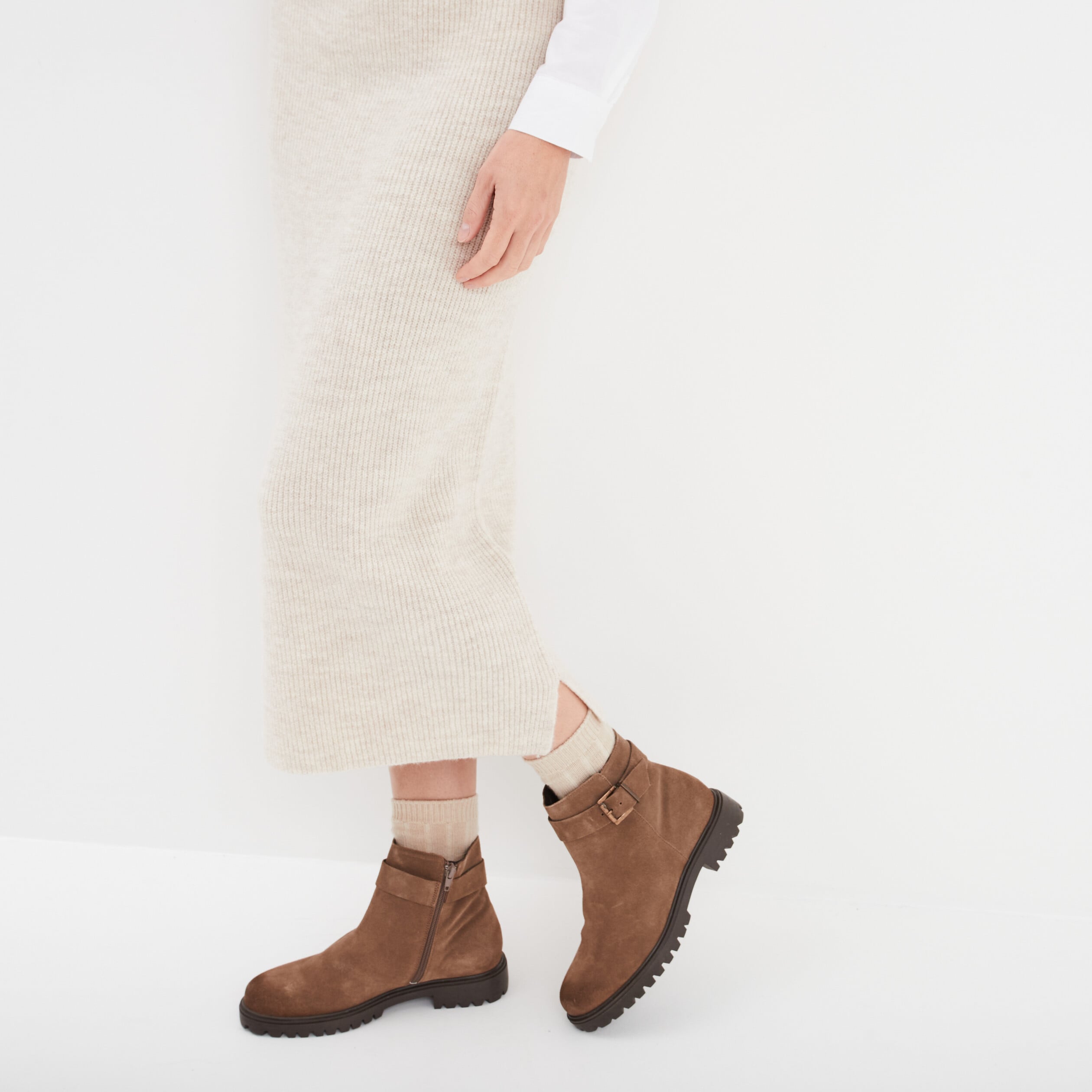Bottines aspect su&eacute;dine avec boucles taupe femme