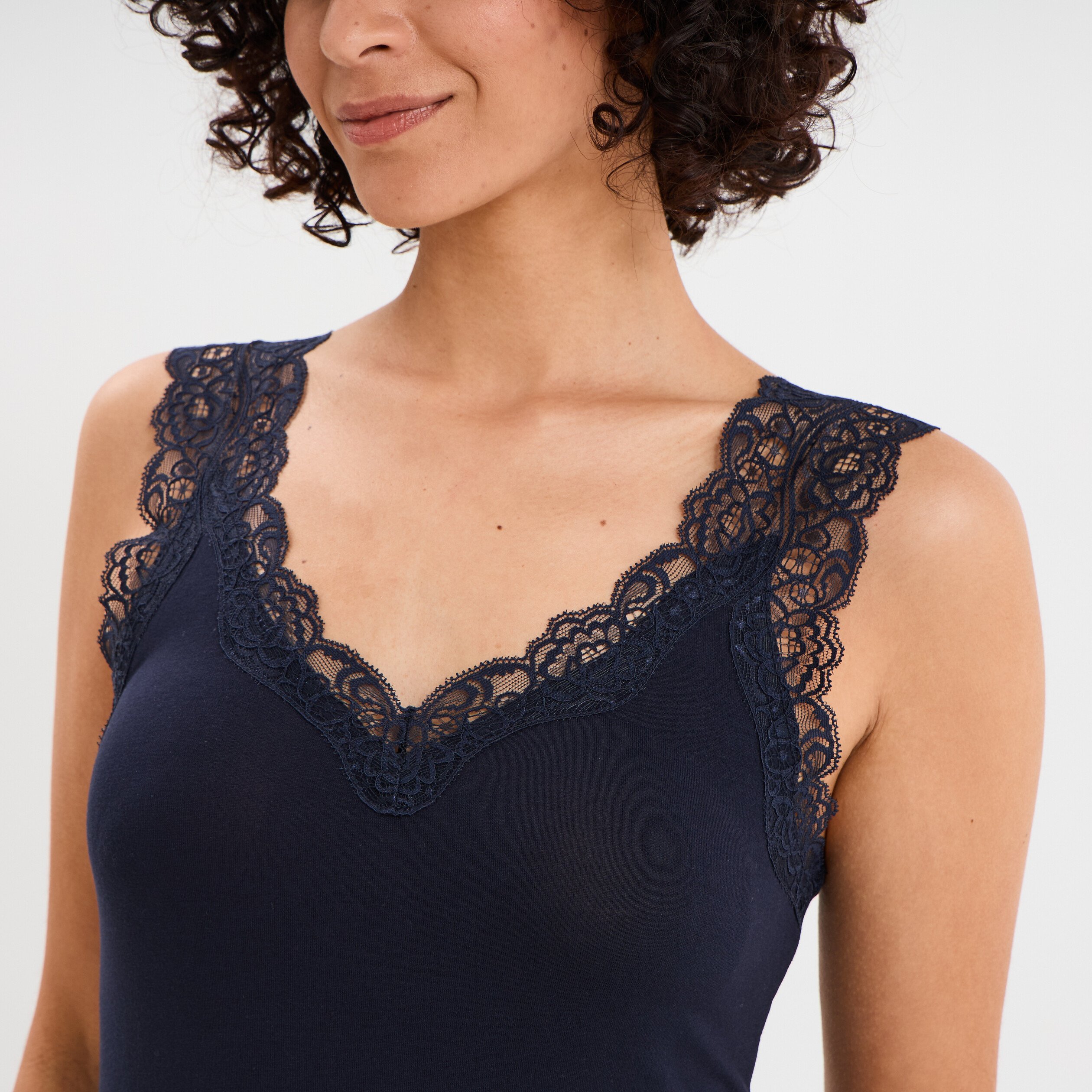 debardeur ajuste avec dentelle bleu fonce femme Débardeur ajusté avec dentelle bleu foncé femme