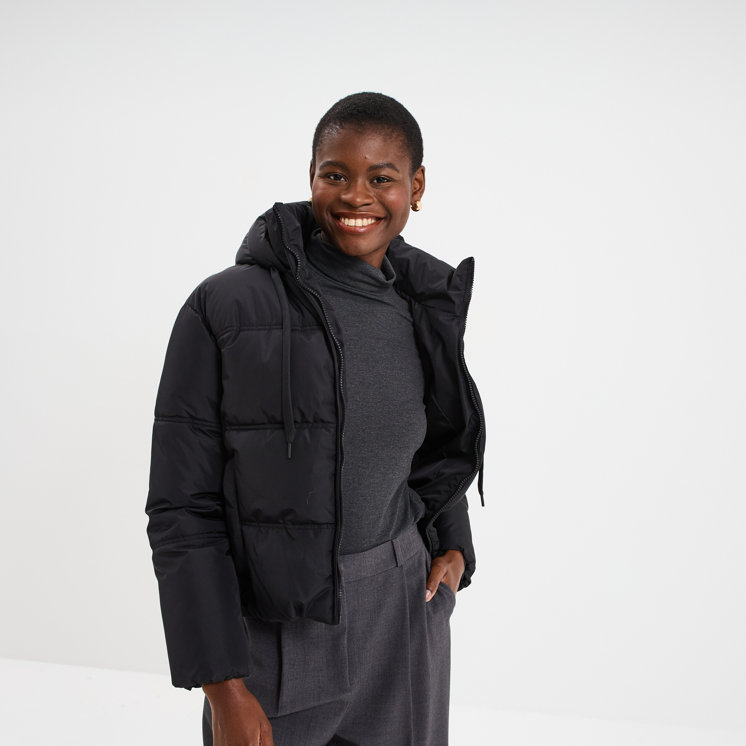 Doudoune courte droite doubl&eacute;e &agrave; capuche noir femme