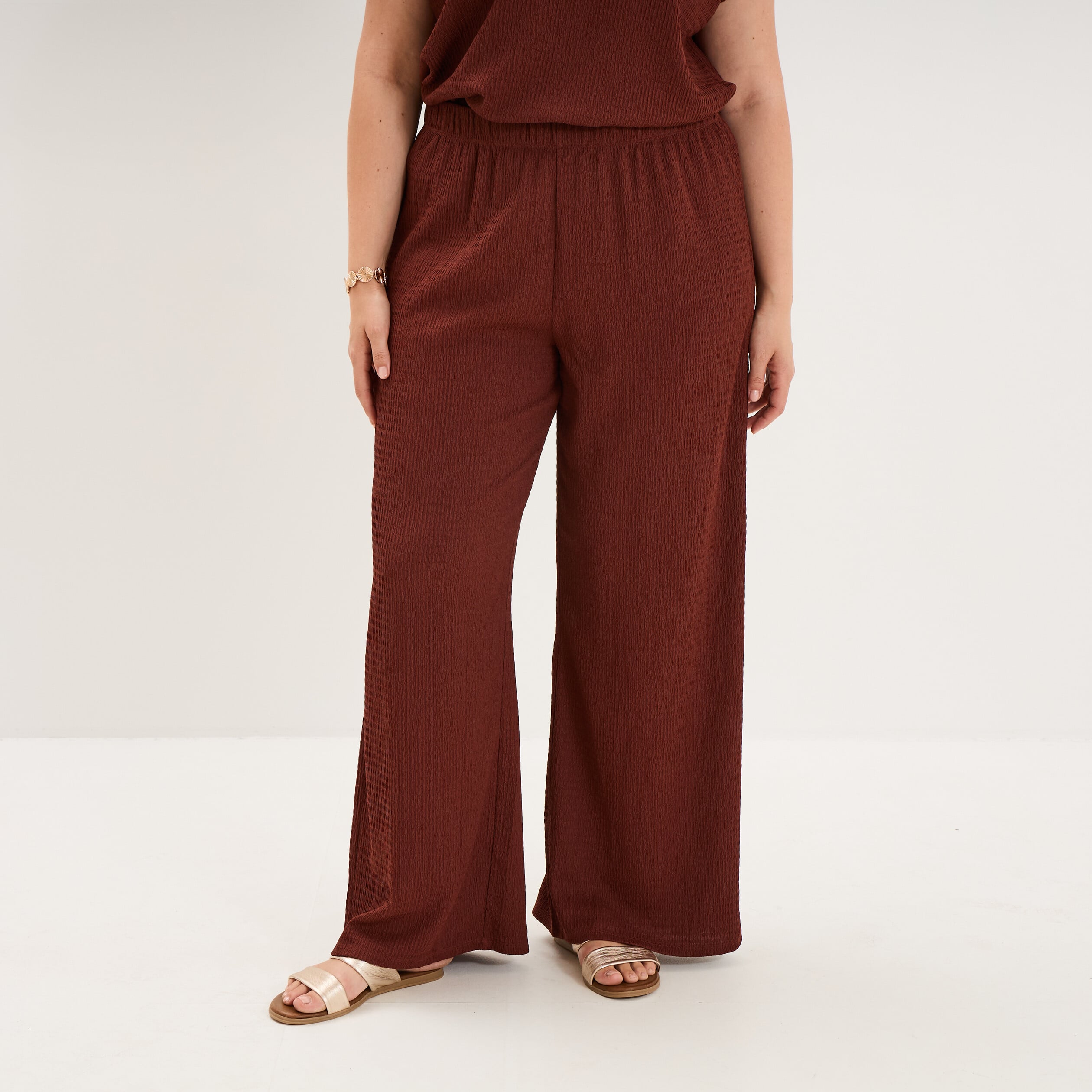 Pantalon effet gaufr&eacute; fluide bordeaux femme grande taille