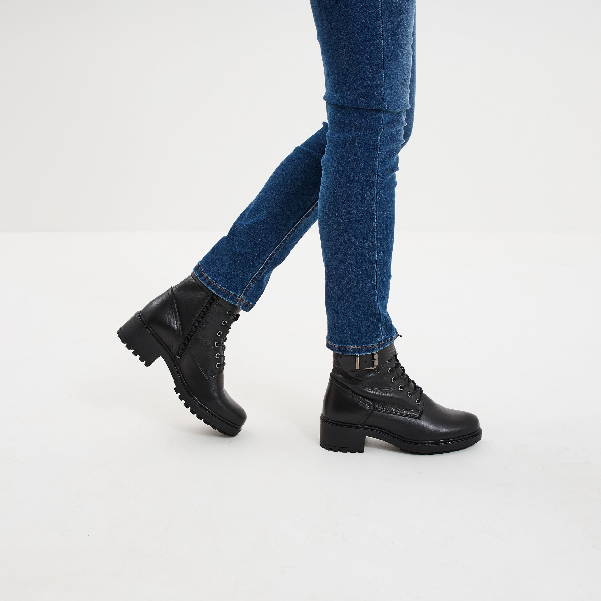Boots crant&eacute;es &agrave; lacets en cuir noir femme