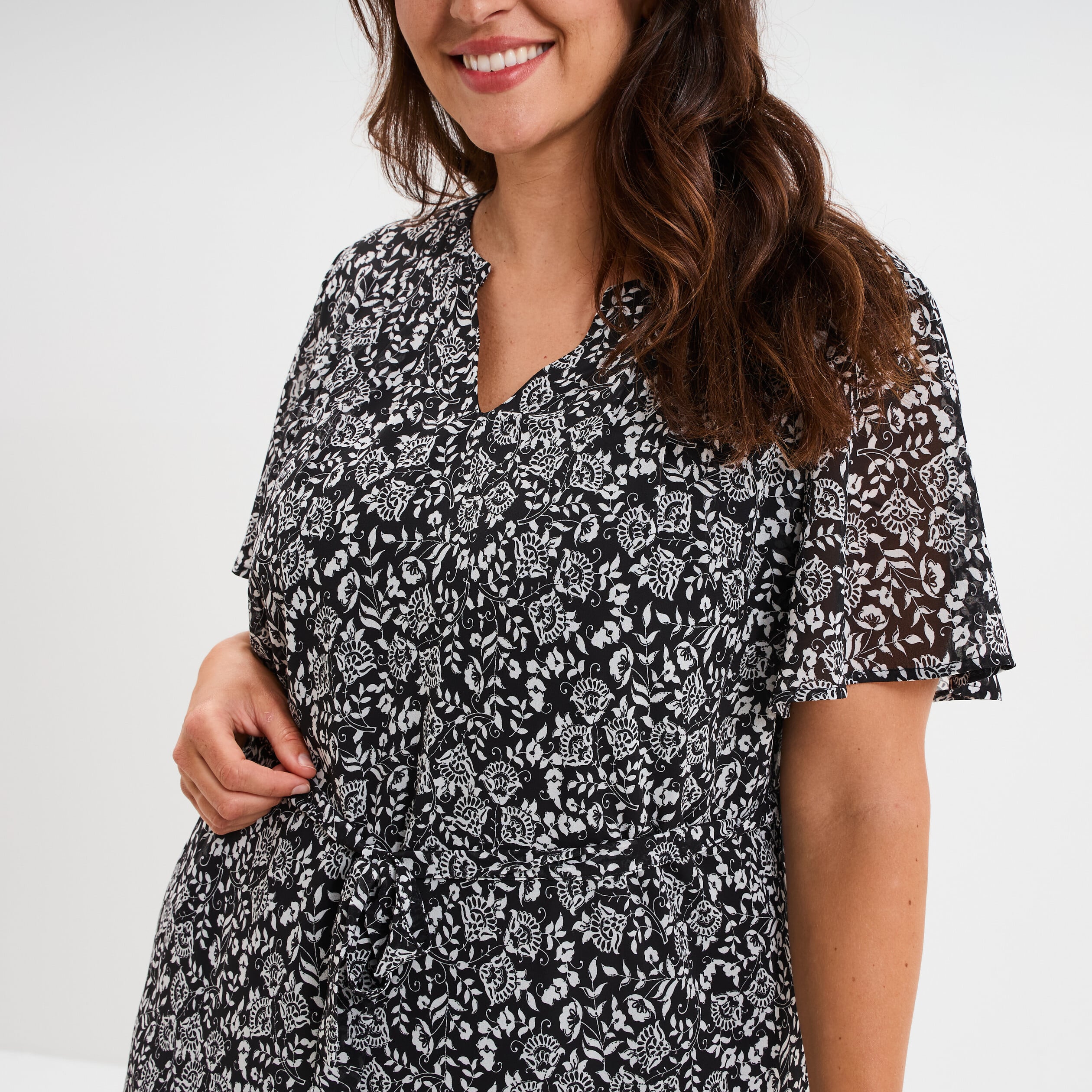 Robe courte col tunisien manches courtes noir femme grande taille