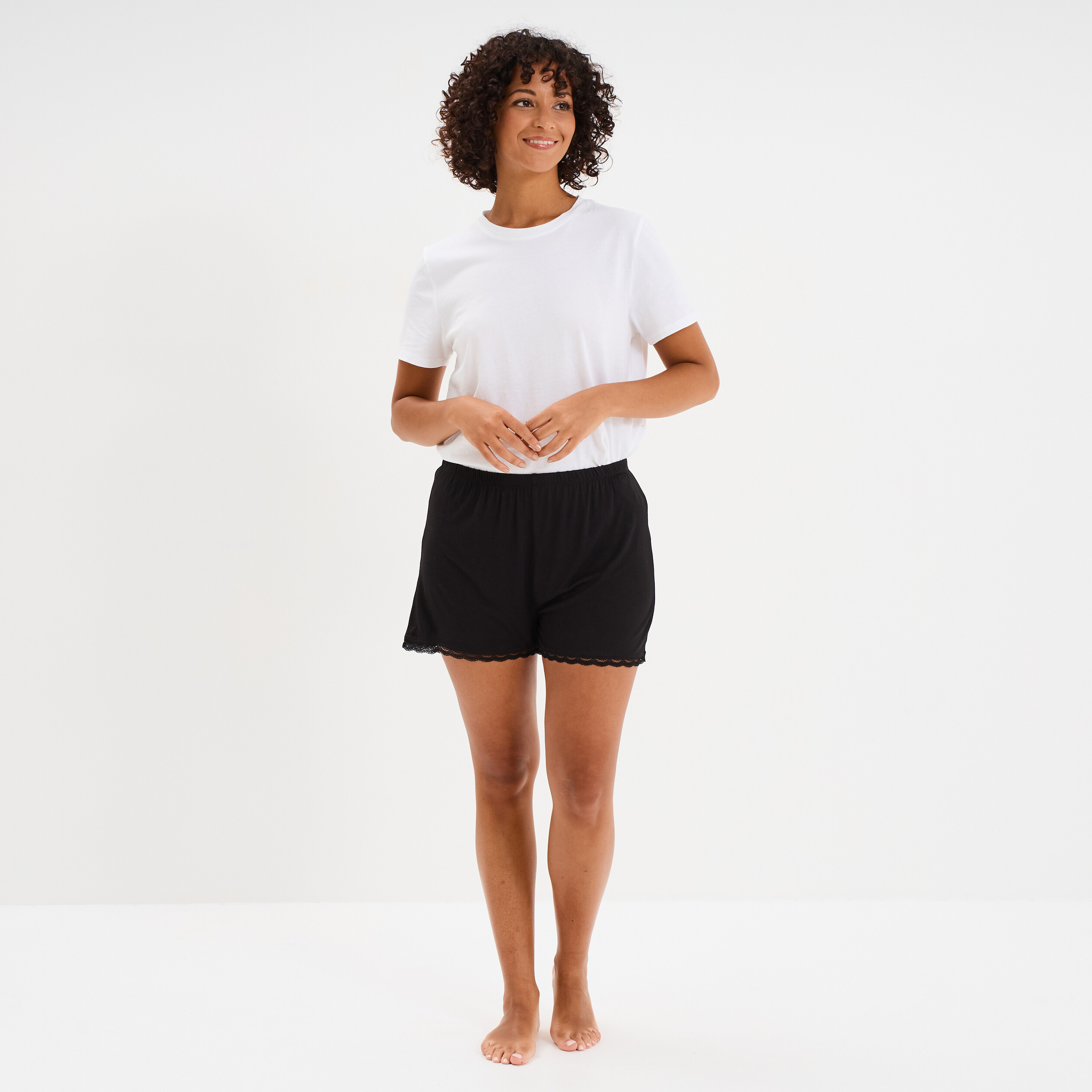 bas de pyjama short details dentelle noir femme Bas de pyjama short détails dentelle noir femme