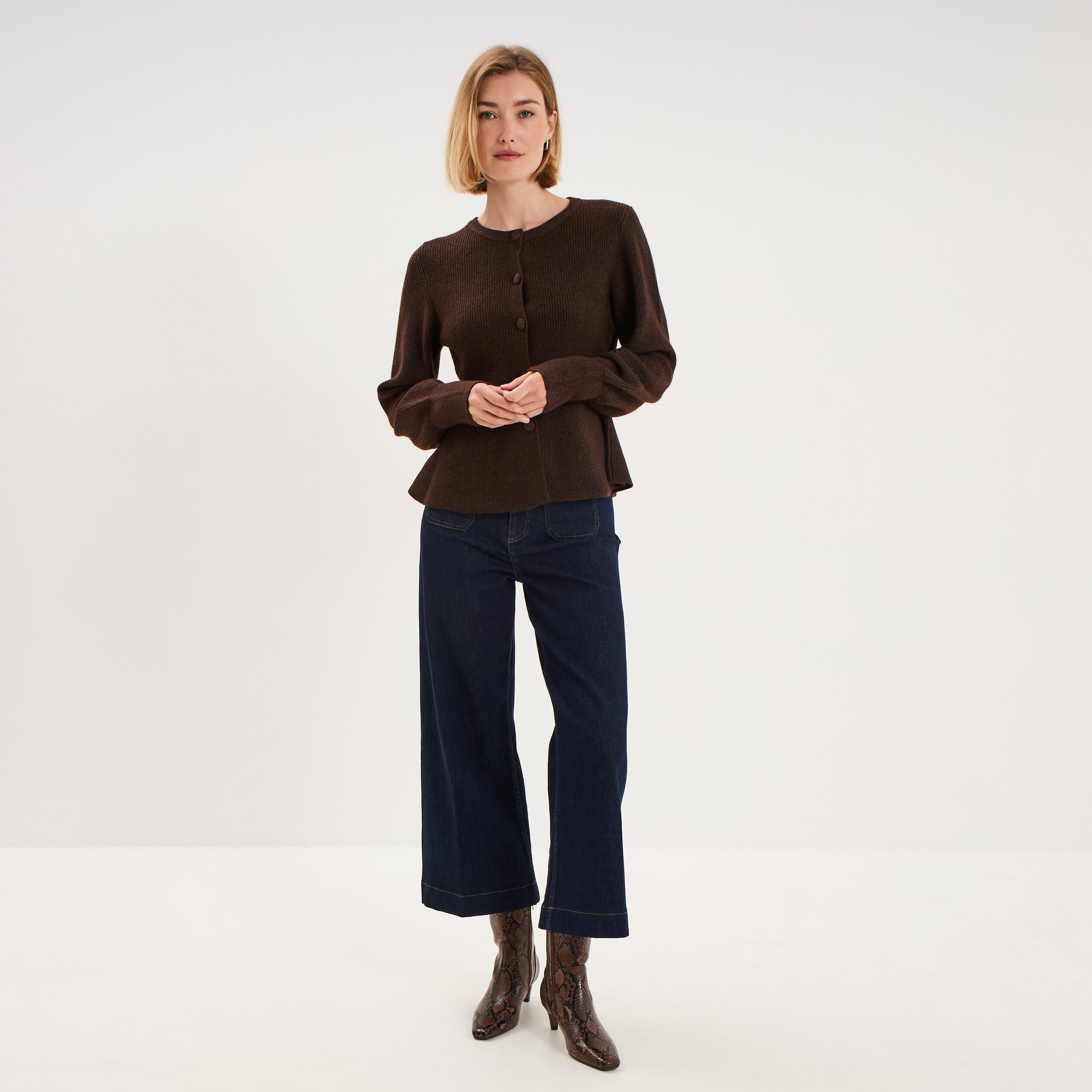 Gilet col rond boutonn&eacute; peplum marron fonc&eacute; femme