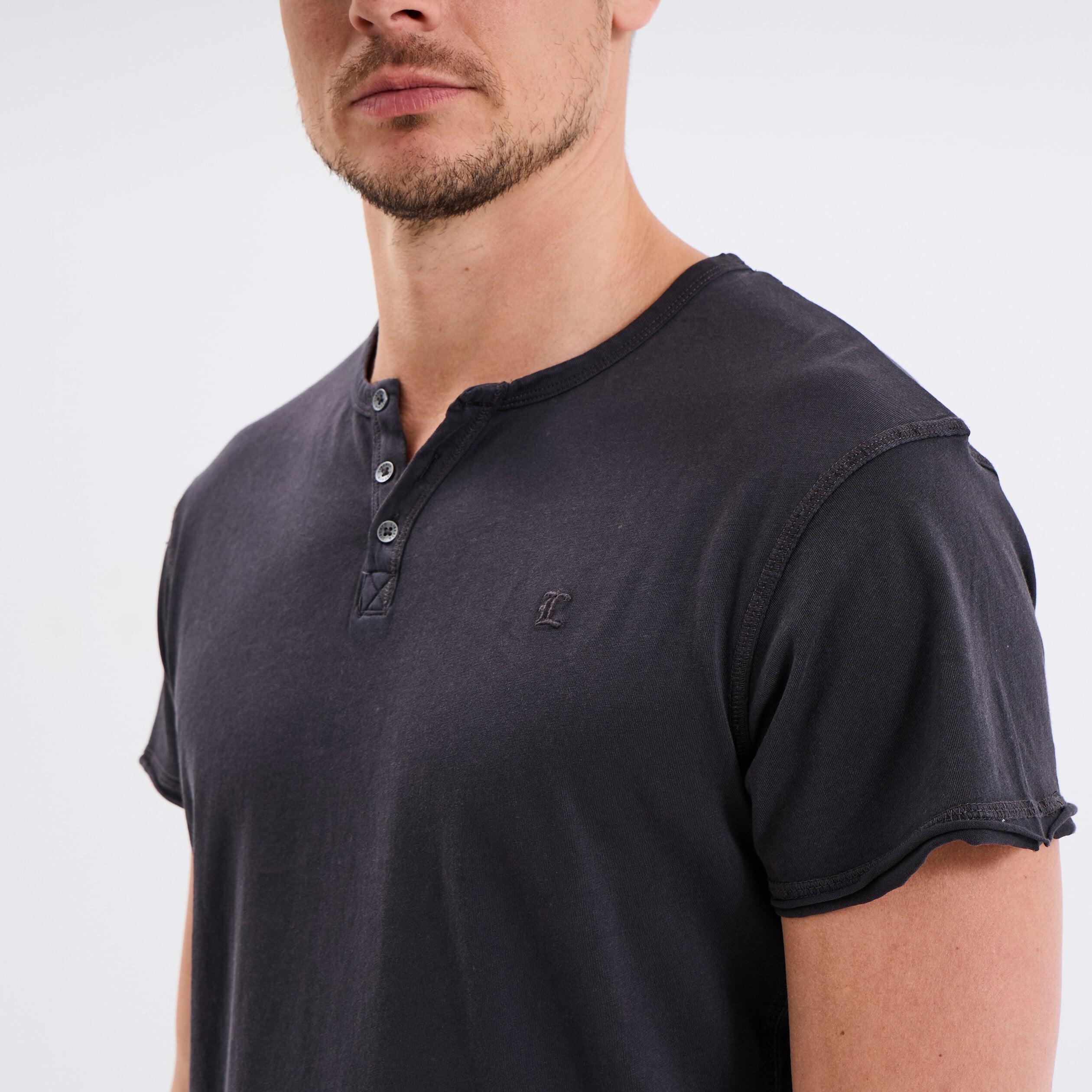 T-shirt col tunisien manches courte gris fonc&eacute; homme