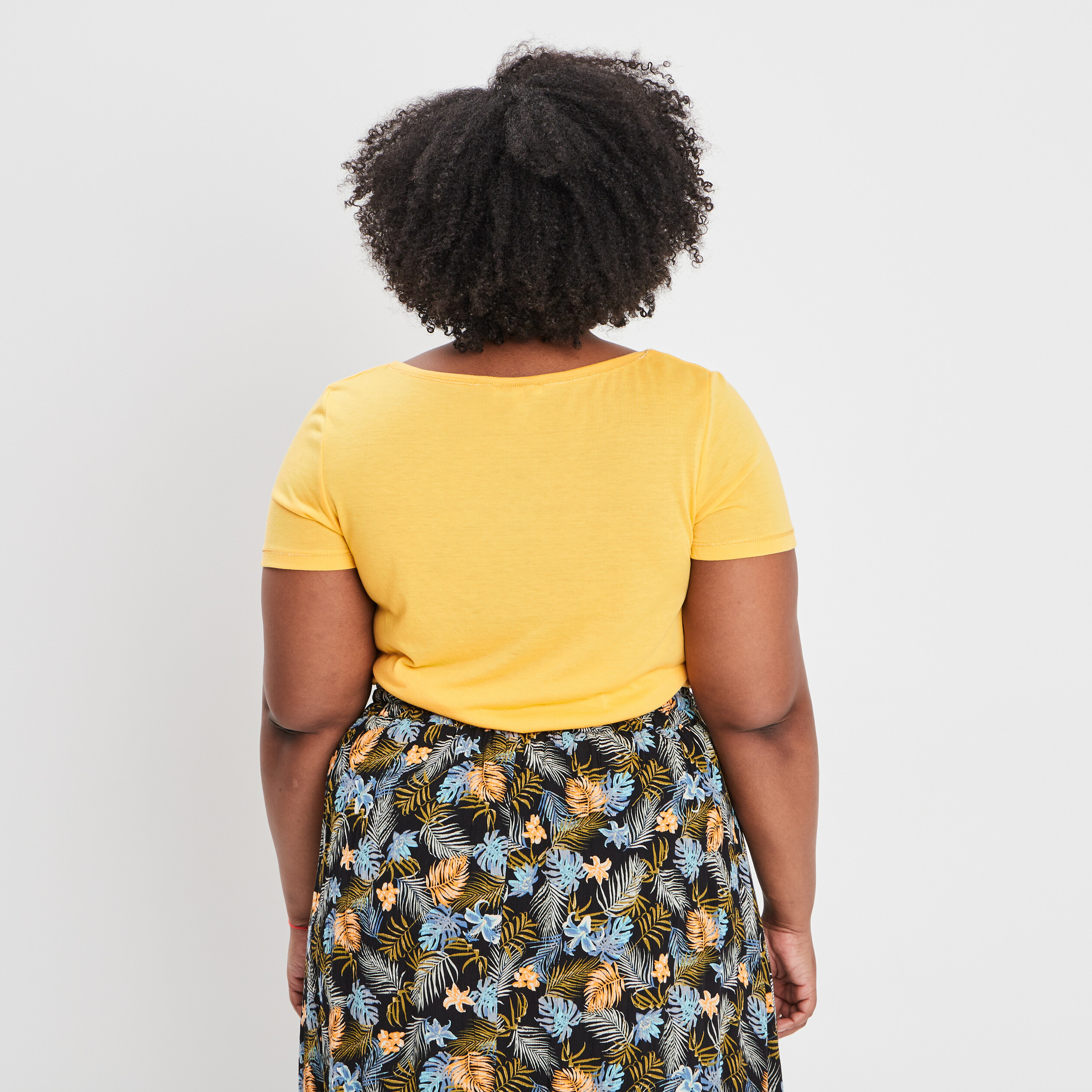 t shirt manches courtes col v jaune moutarde femmegt T-shirt manches courtes col V jaune moutarde femme grande taille