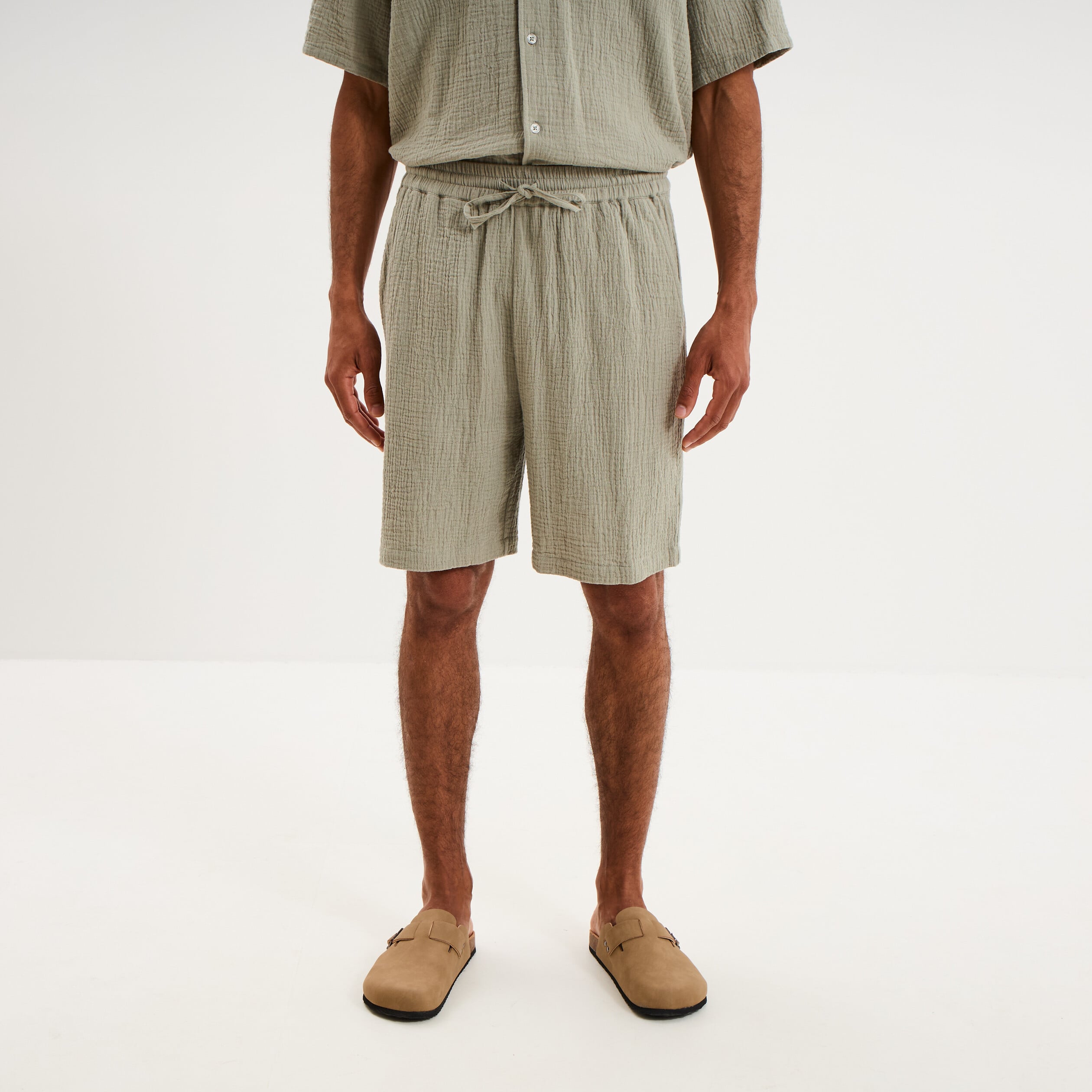 Short chino droit gaze de coton vert clair homme