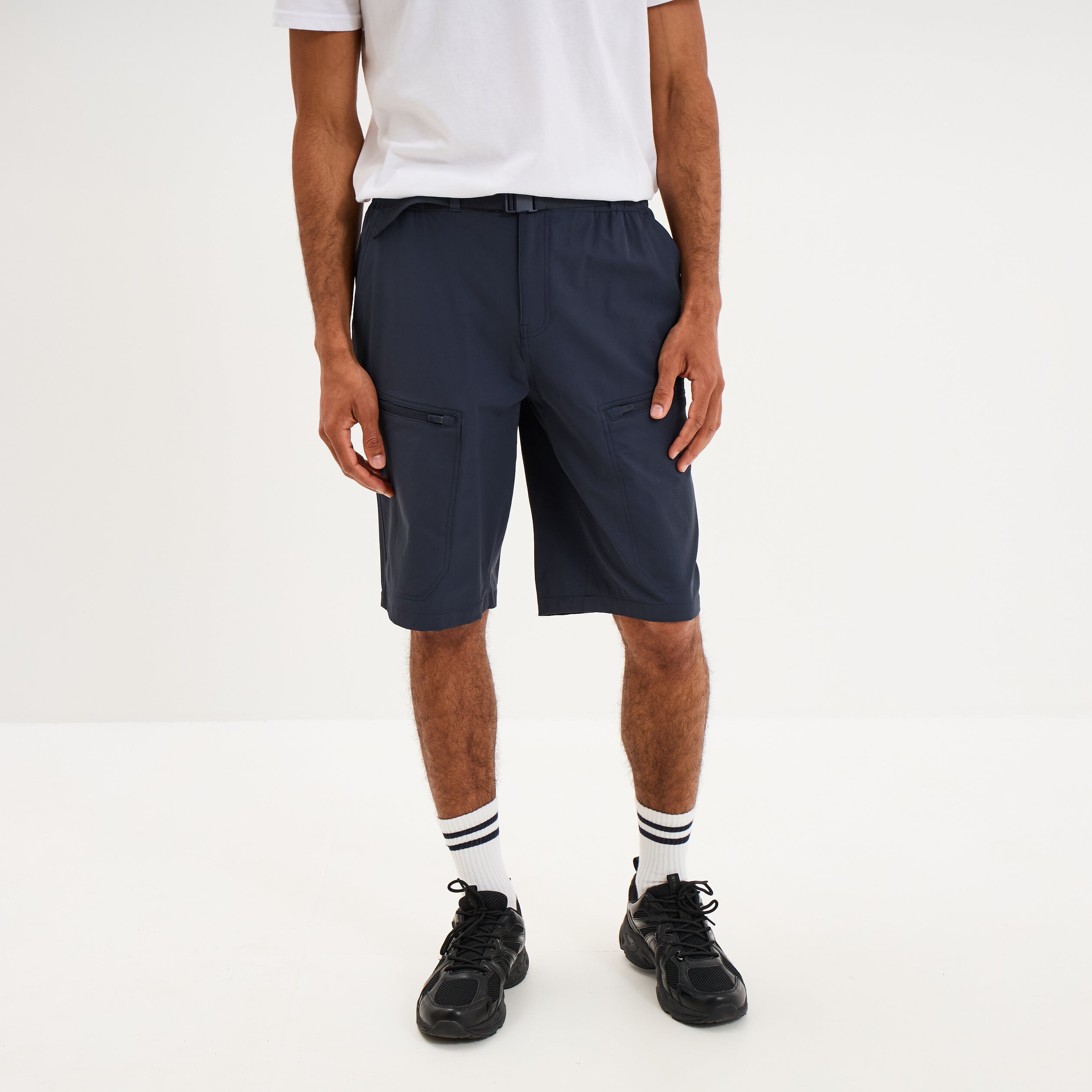 Short de randonn&eacute;e respirant gris fonc&eacute; homme