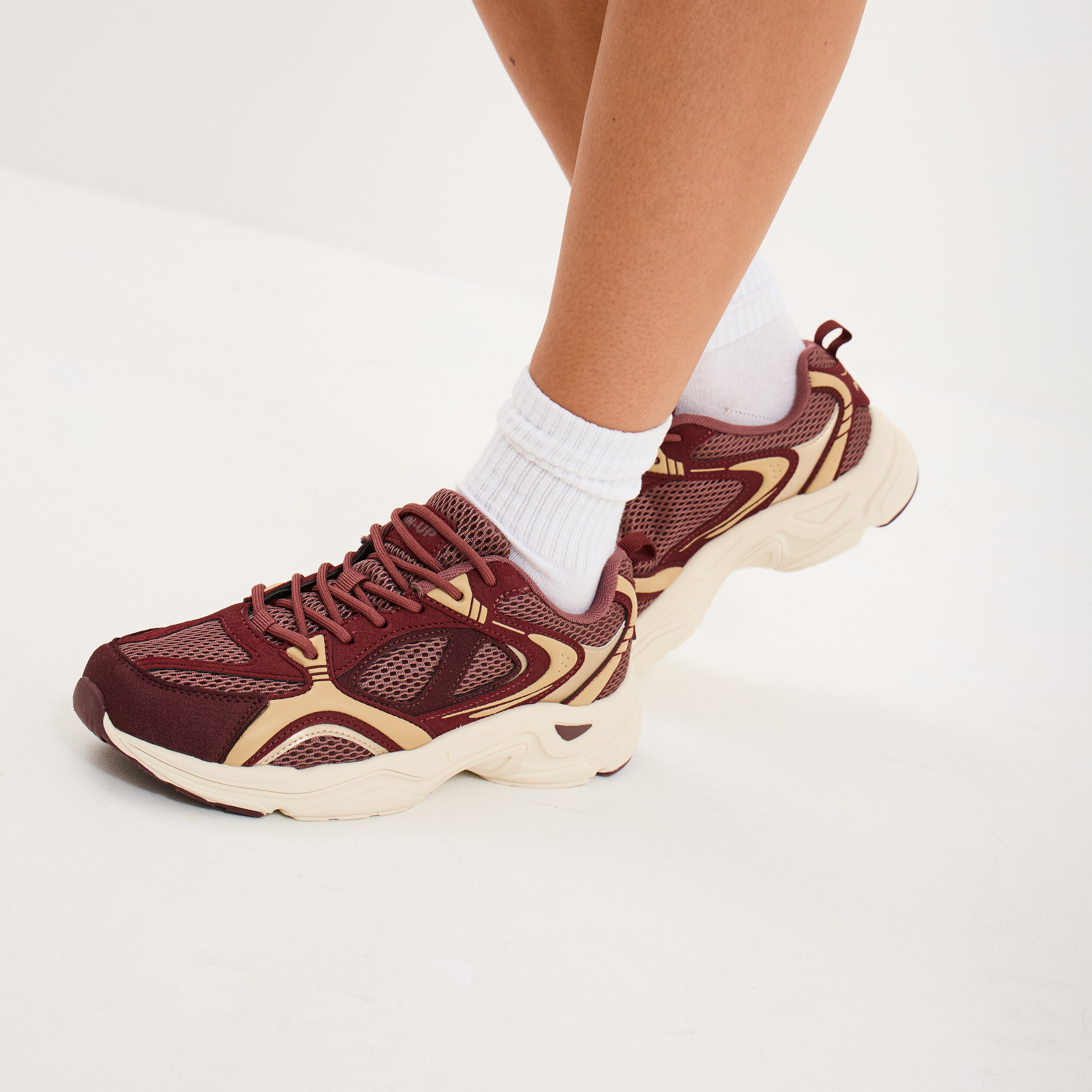 Baskets running &agrave; lacets bordeaux femme