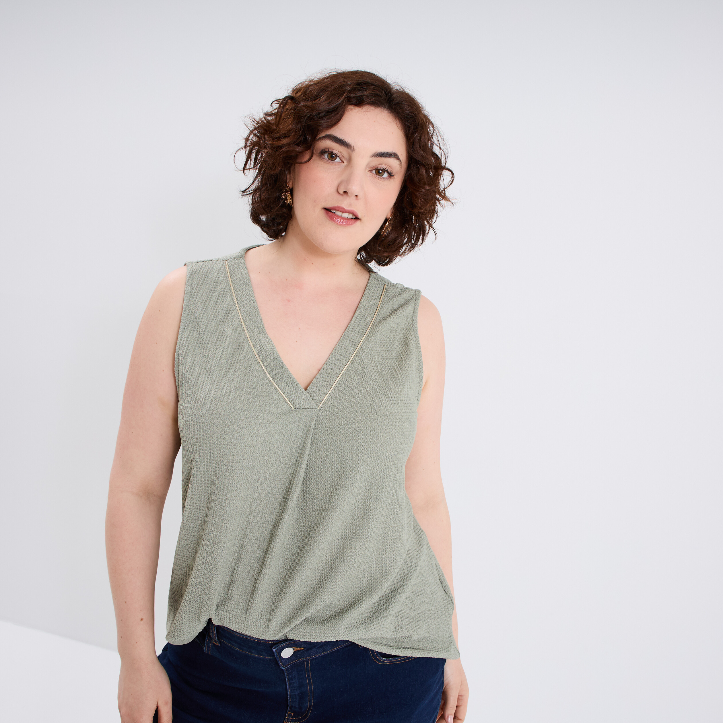debardeur fluide effet gauffre vert kaki femmegt Débardeur fluide effet gauffré vert kaki femme grande taille