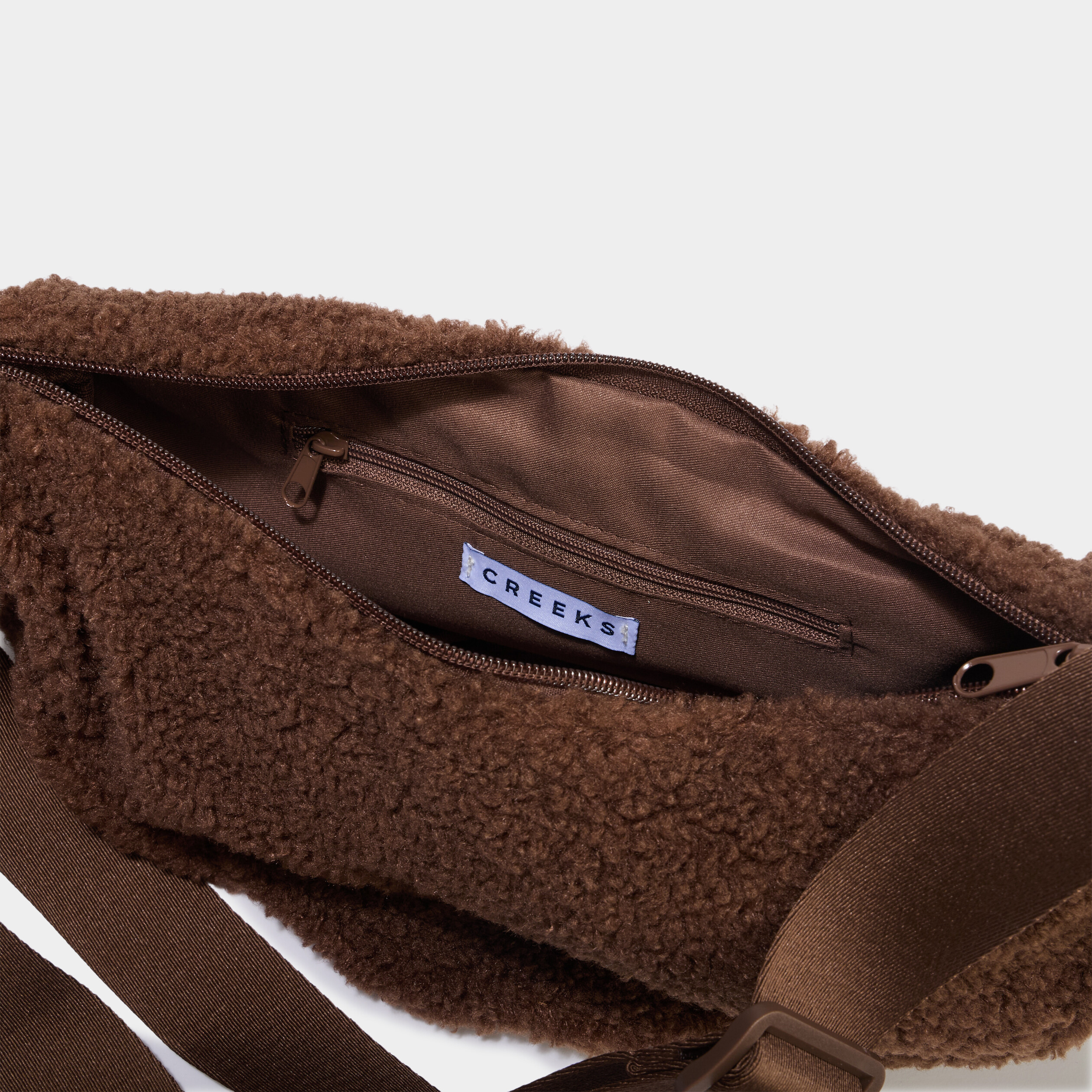 Sac banane effet polaire marron fonc&eacute; femme