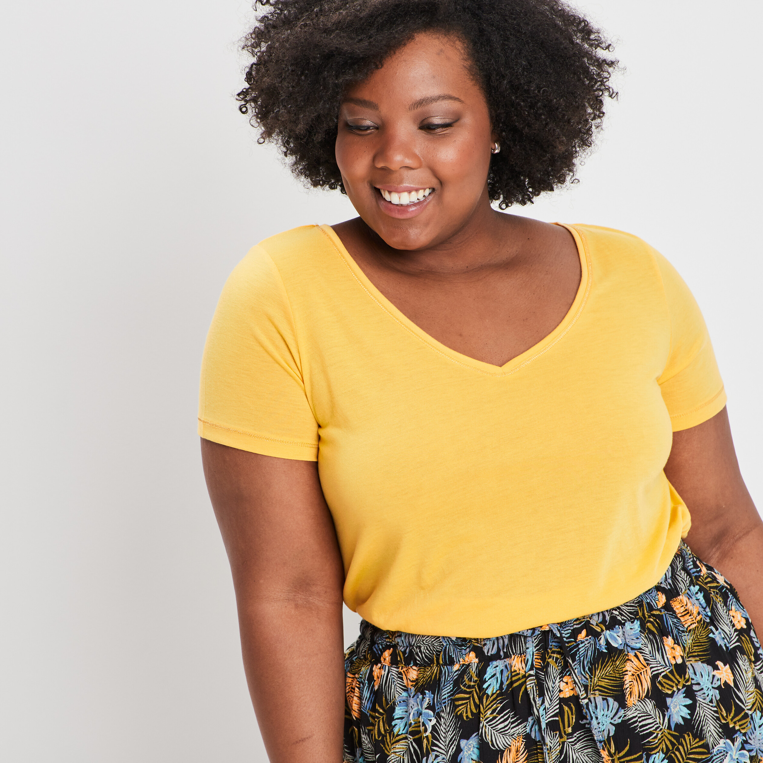 t shirt manches courtes col v jaune moutarde femmegt T-shirt manches courtes col V jaune moutarde femme grande taille