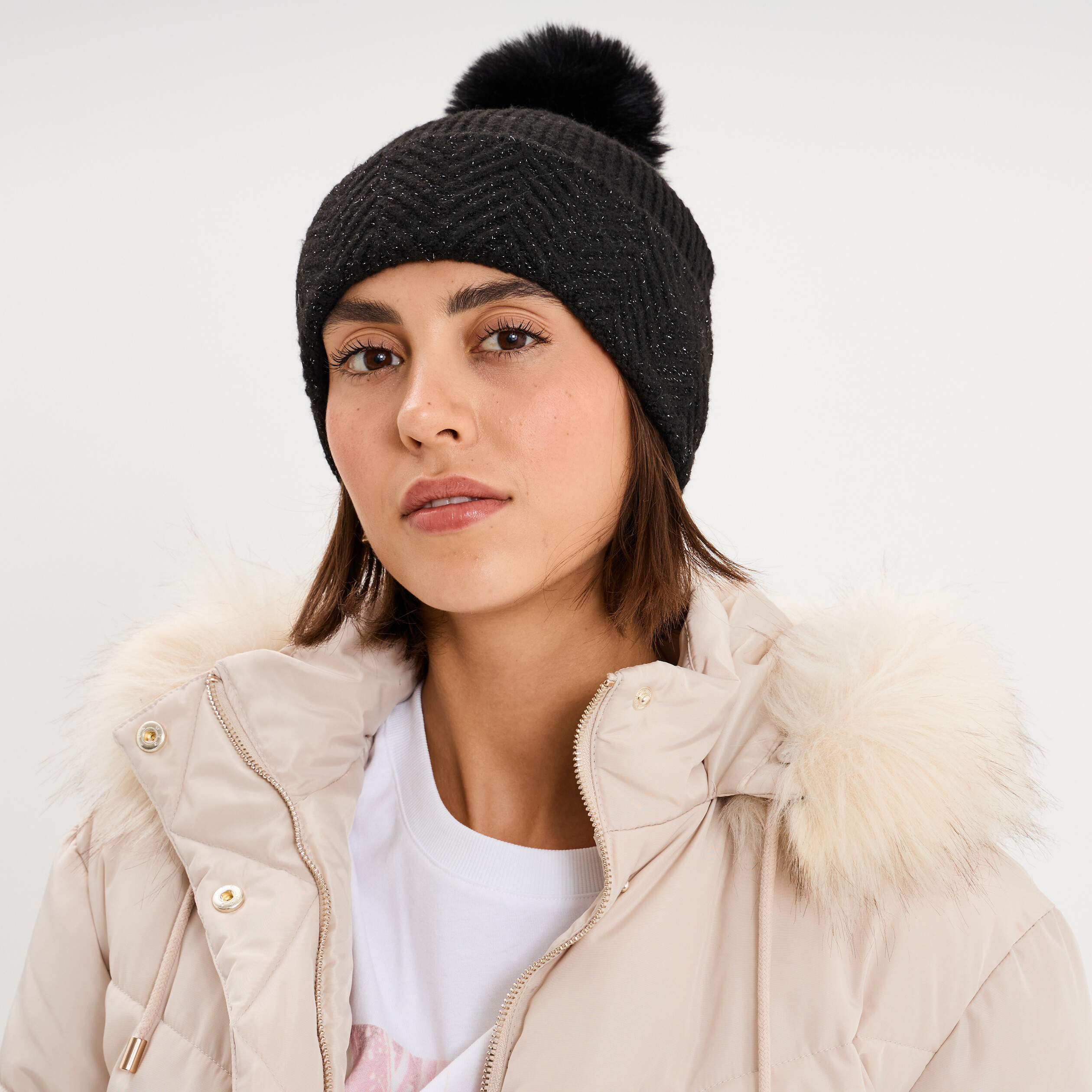 Bonnet &agrave; pompon noir femme