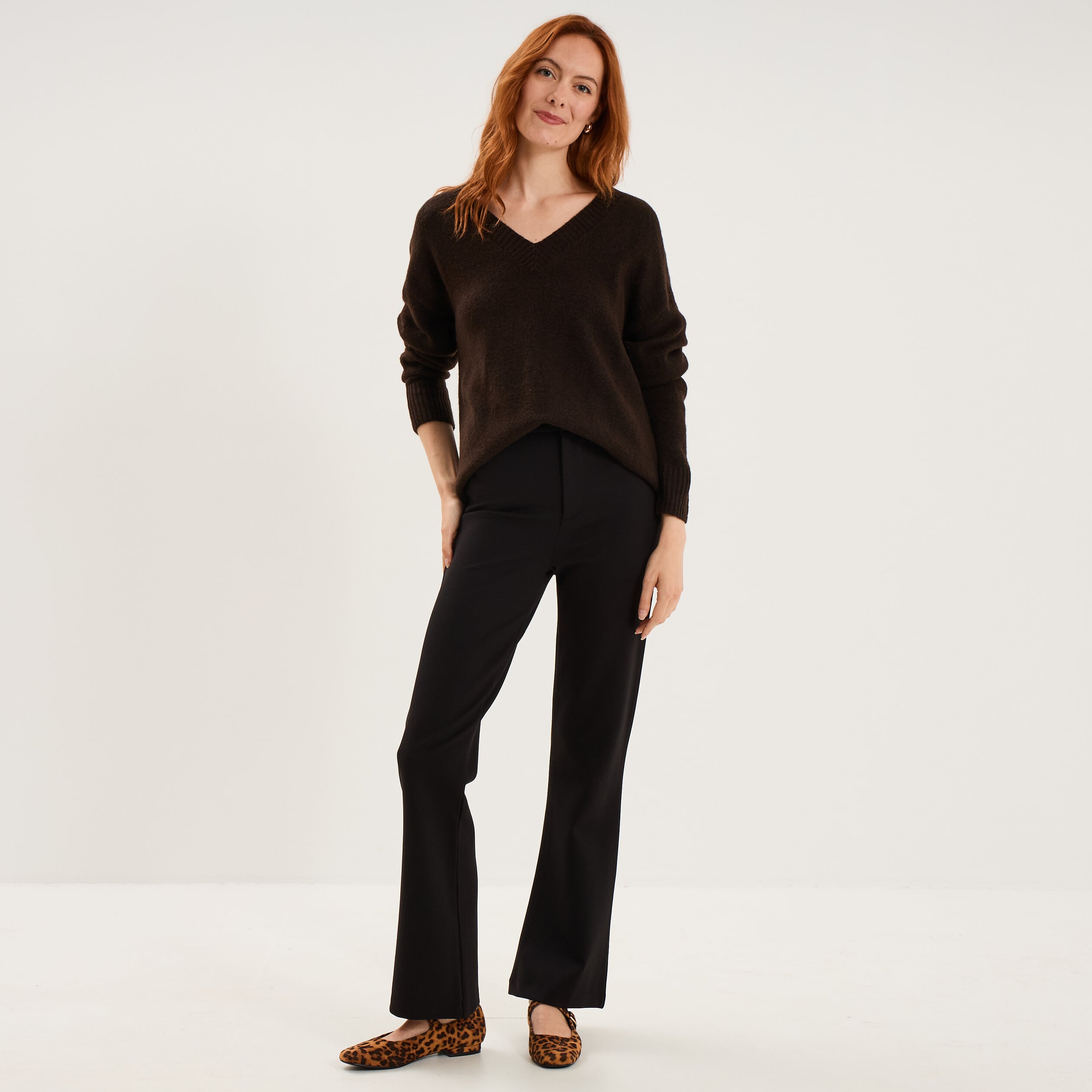 Pull col en V manches longues marron fonc&eacute; femme