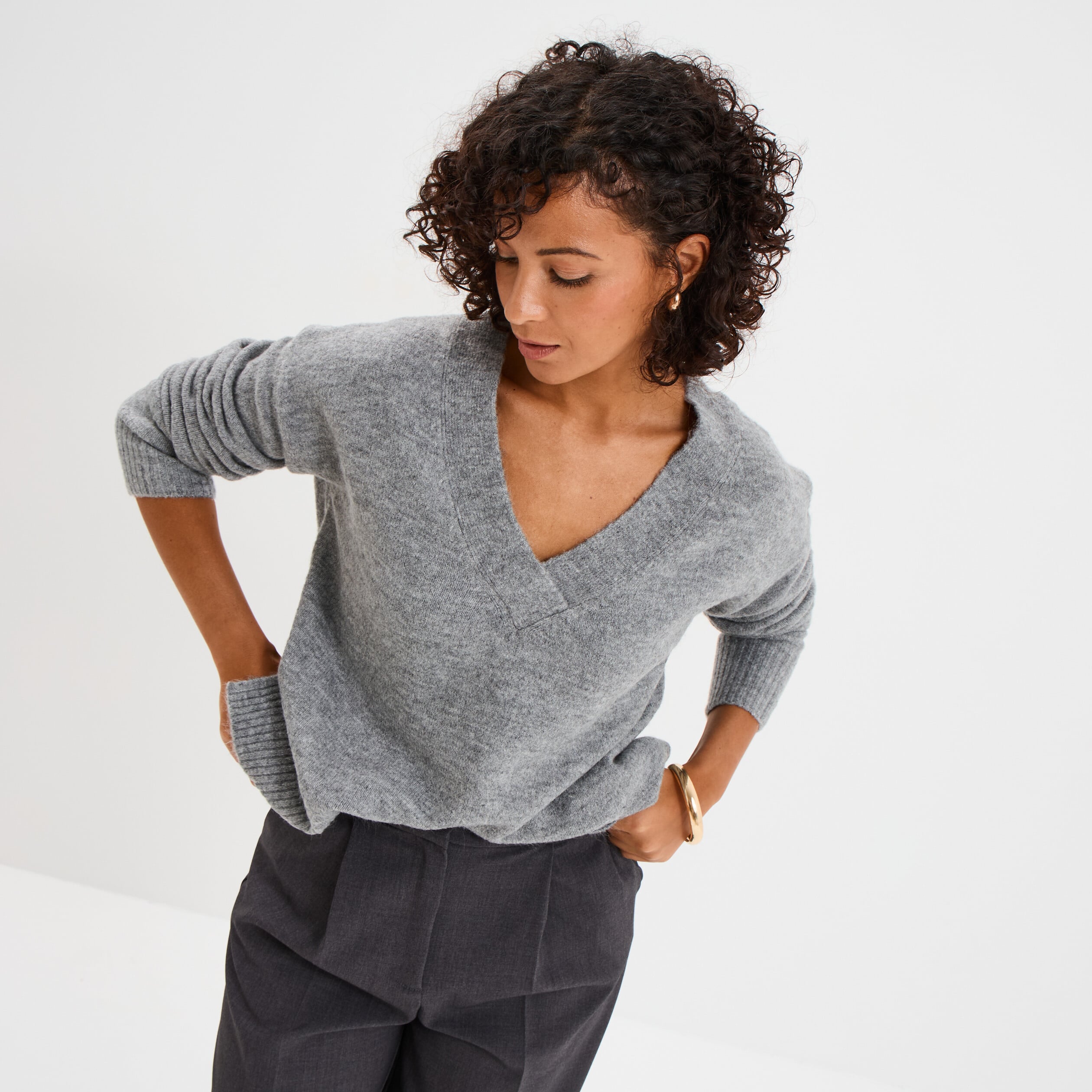 Pull droit ample col V fentes aux c&ocirc;t&eacute;s gris clair femme
