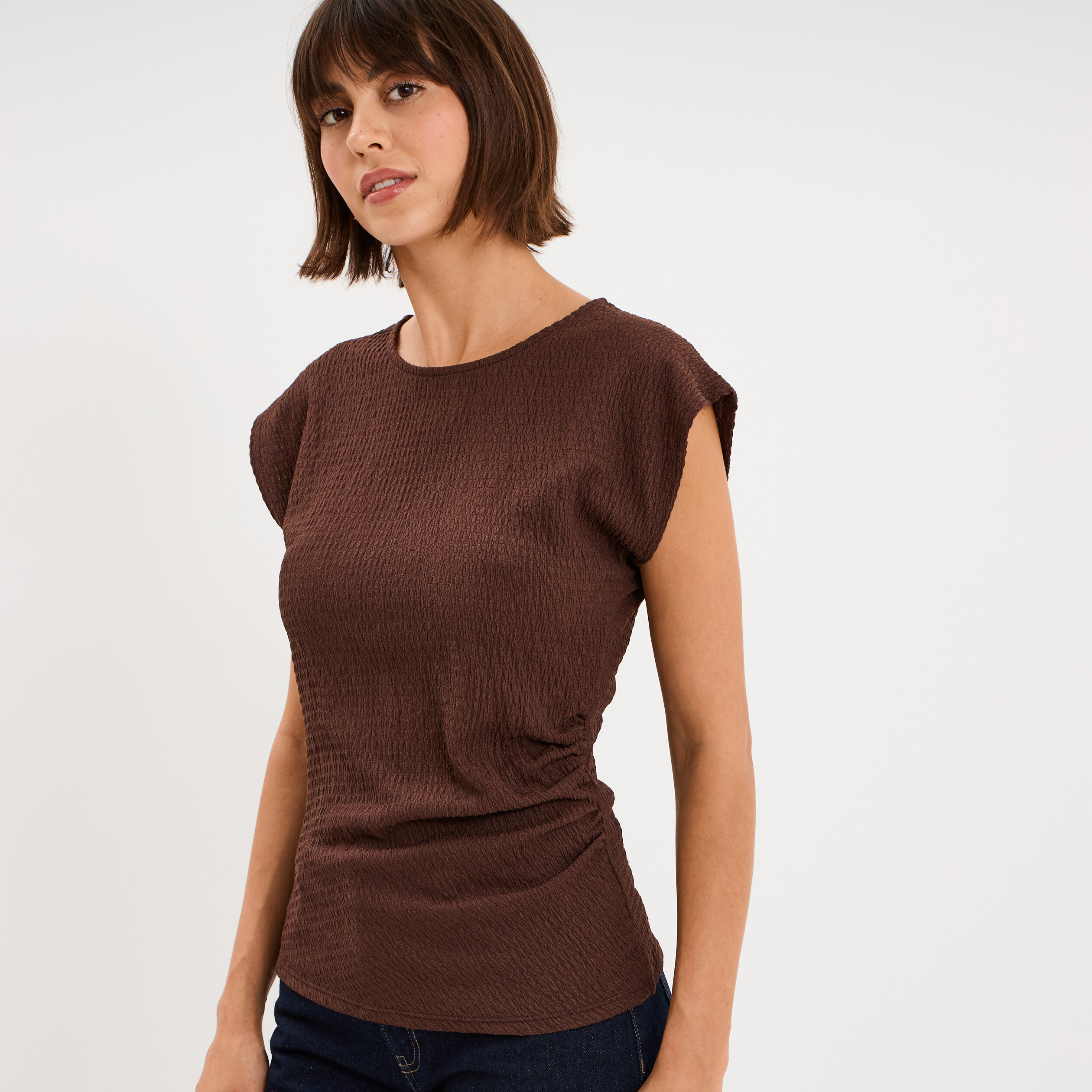 T-shirt fronc&eacute; gaufr&eacute; manches courtes marron fonc&eacute; femme