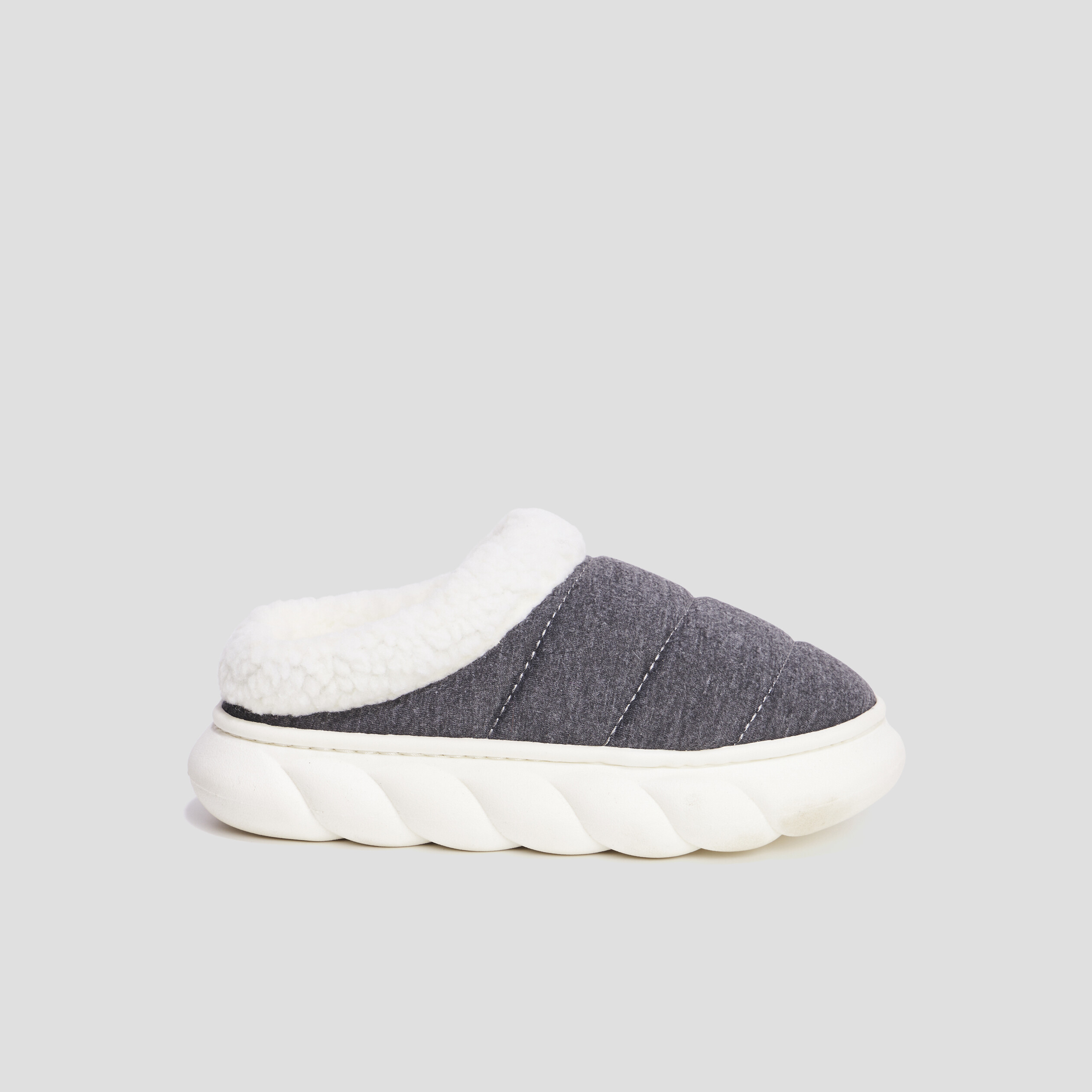 Chaussons mules plateformes fourrés noir femme