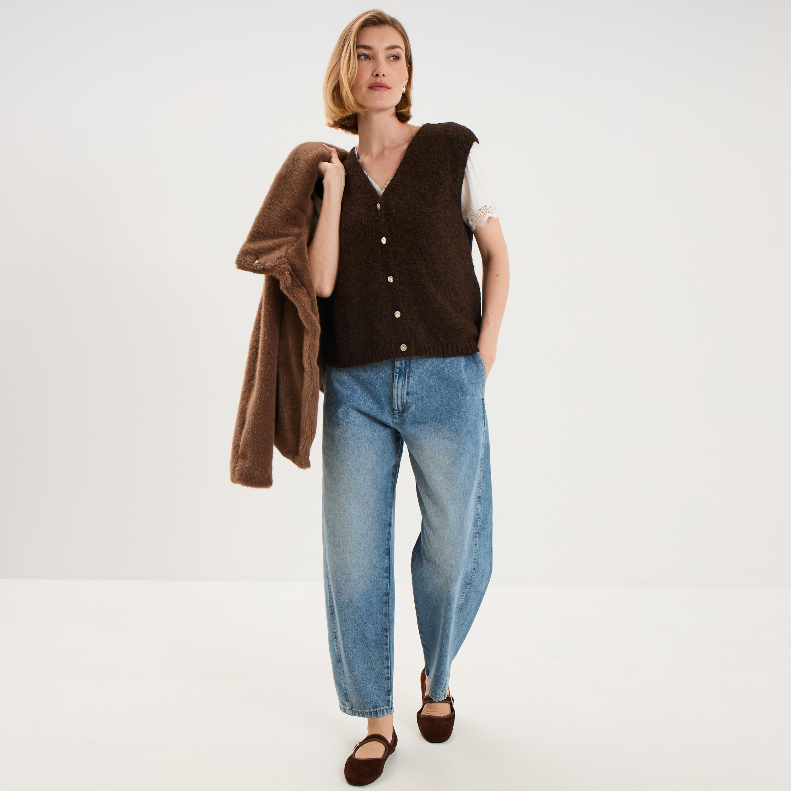 Gilet sans manches col V boutonn&eacute; marron fonc&eacute; femme
