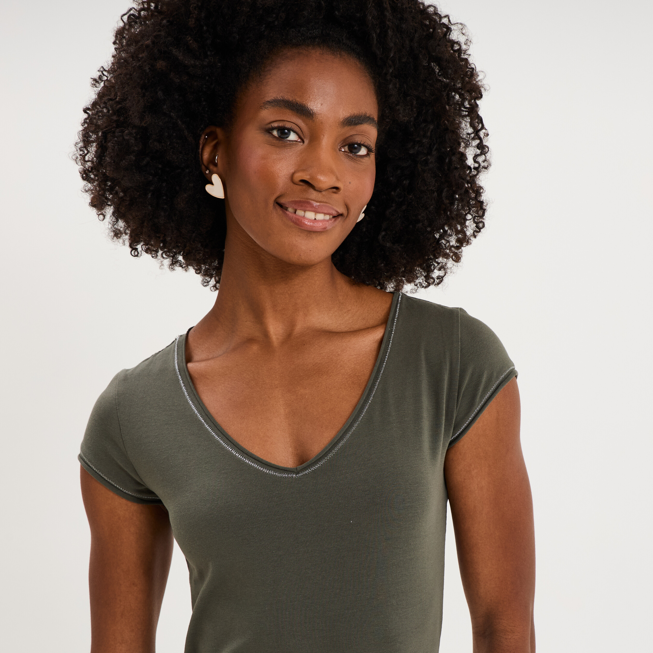 T-shirt col V ajust&eacute; manches courtes vert kaki femme