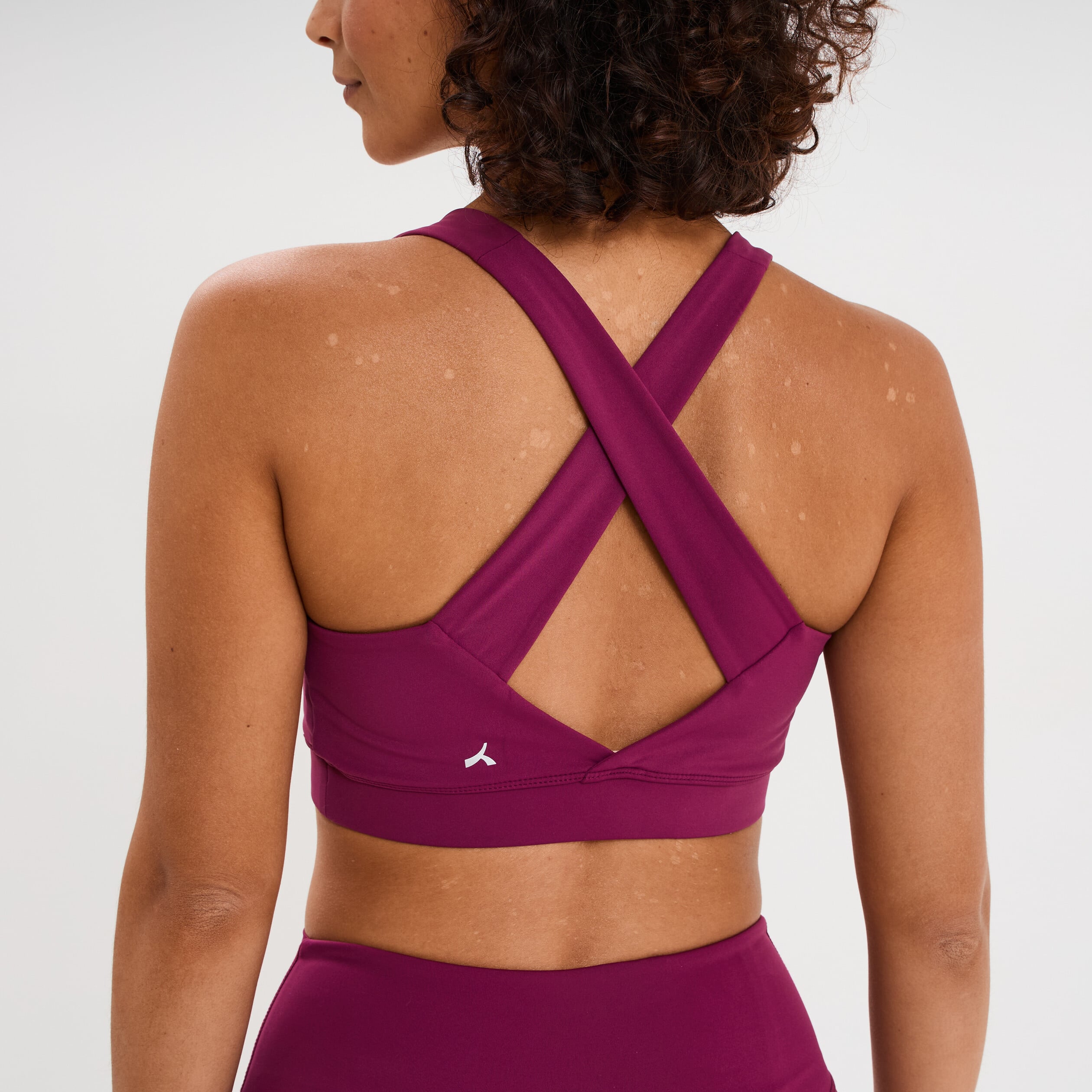Brassi&egrave;re de sport ajust&eacute;e dos nageur violet fonc&eacute; femme