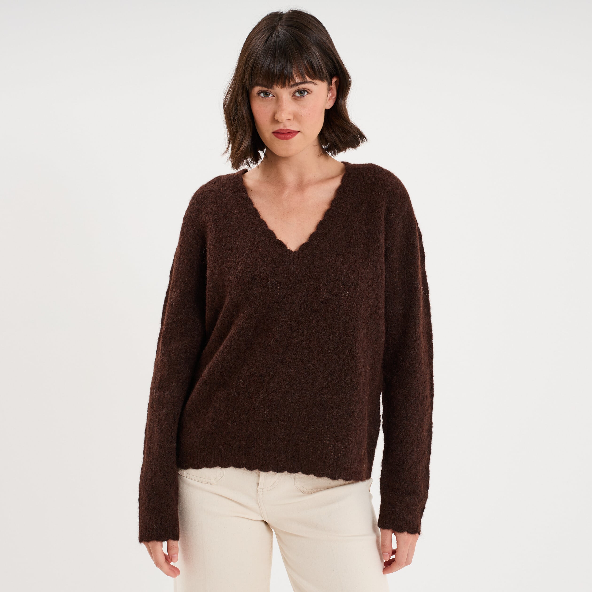 Pull col V ajour&eacute; manches longues marron fonc&eacute; femme