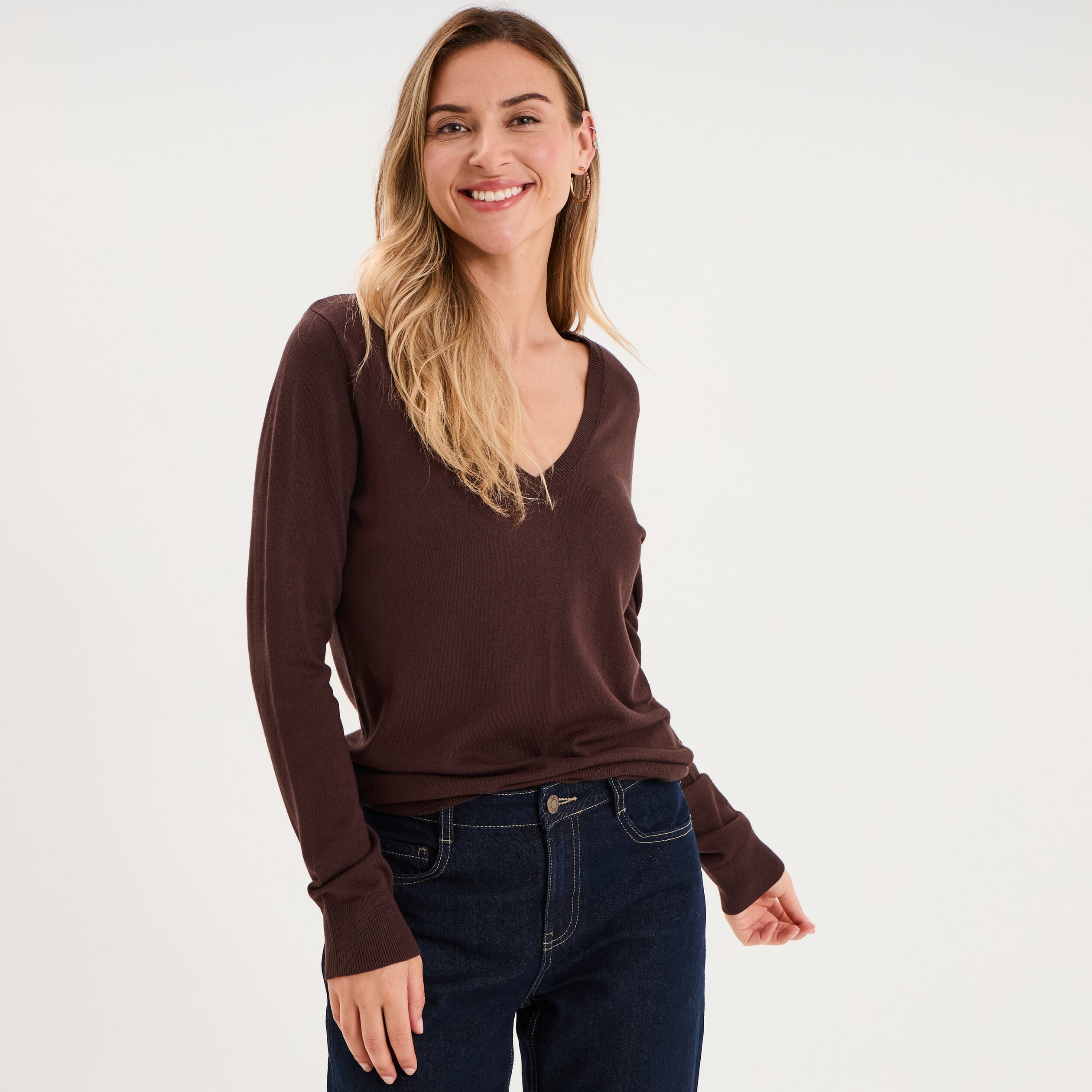 Pull col en V manches longues marron fonc&eacute; femme
