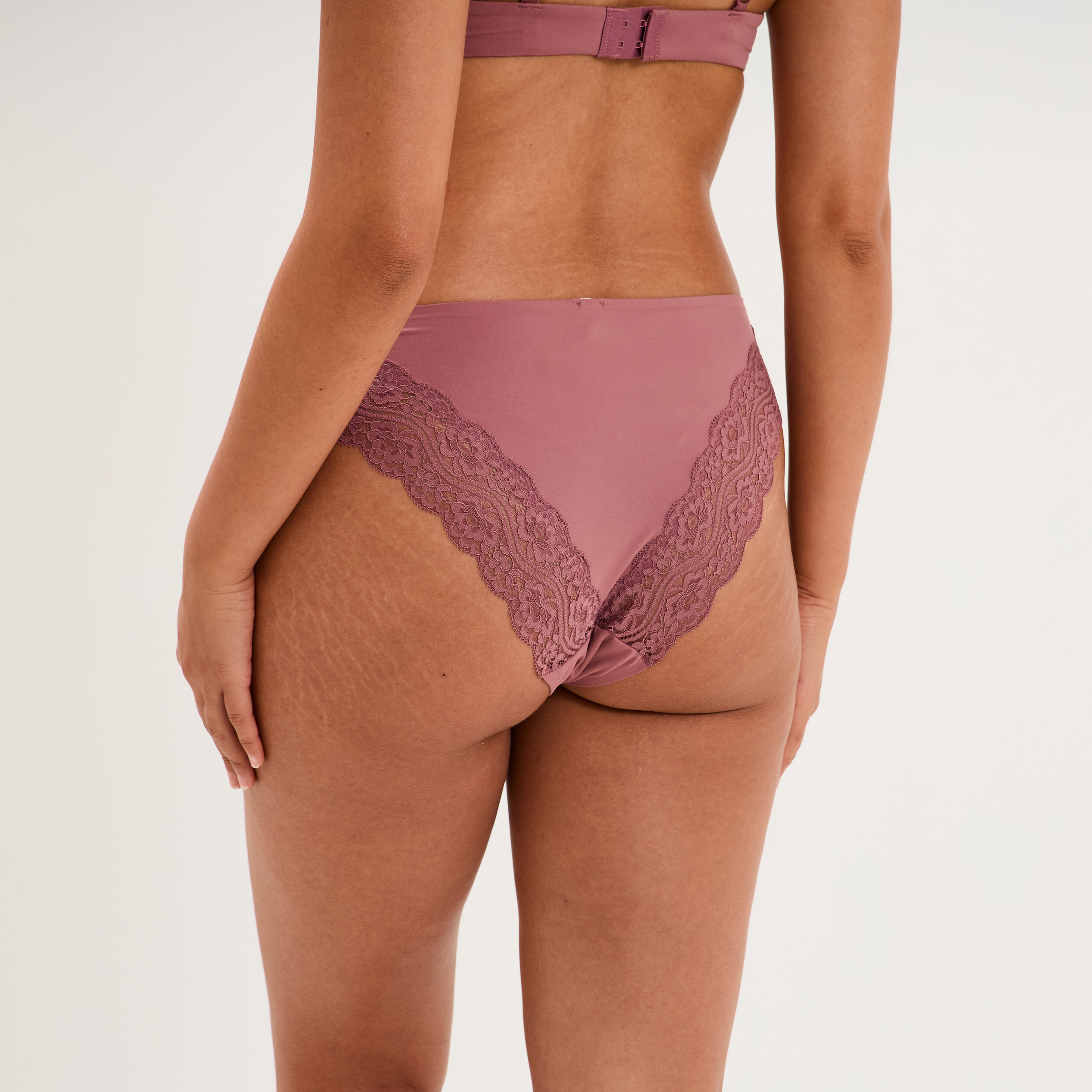 Culotte invisible &agrave; dentelle vieux rose femme