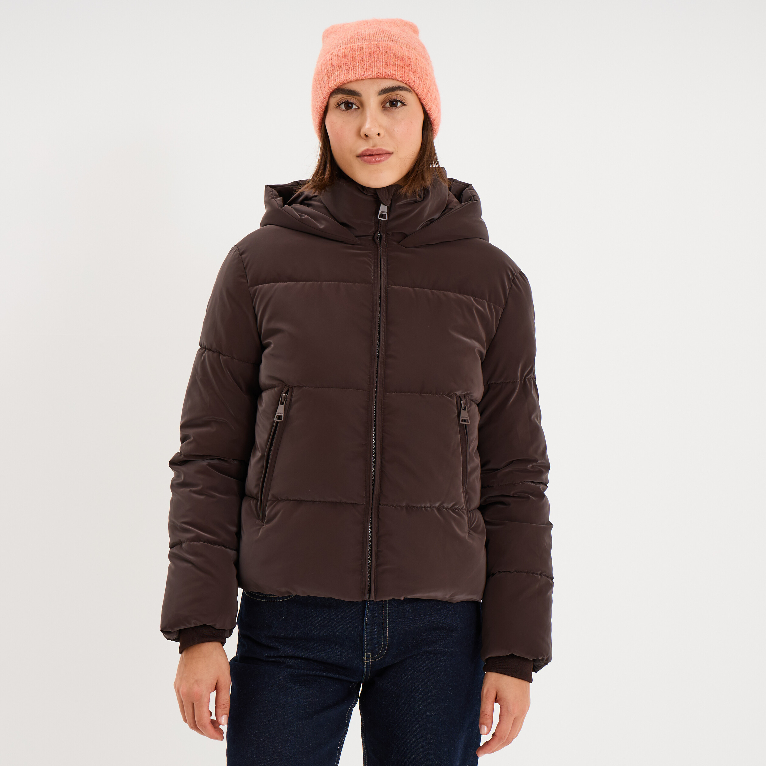 Doudoune courte imperm&eacute;able &agrave; capuche marron fonc&eacute; femme