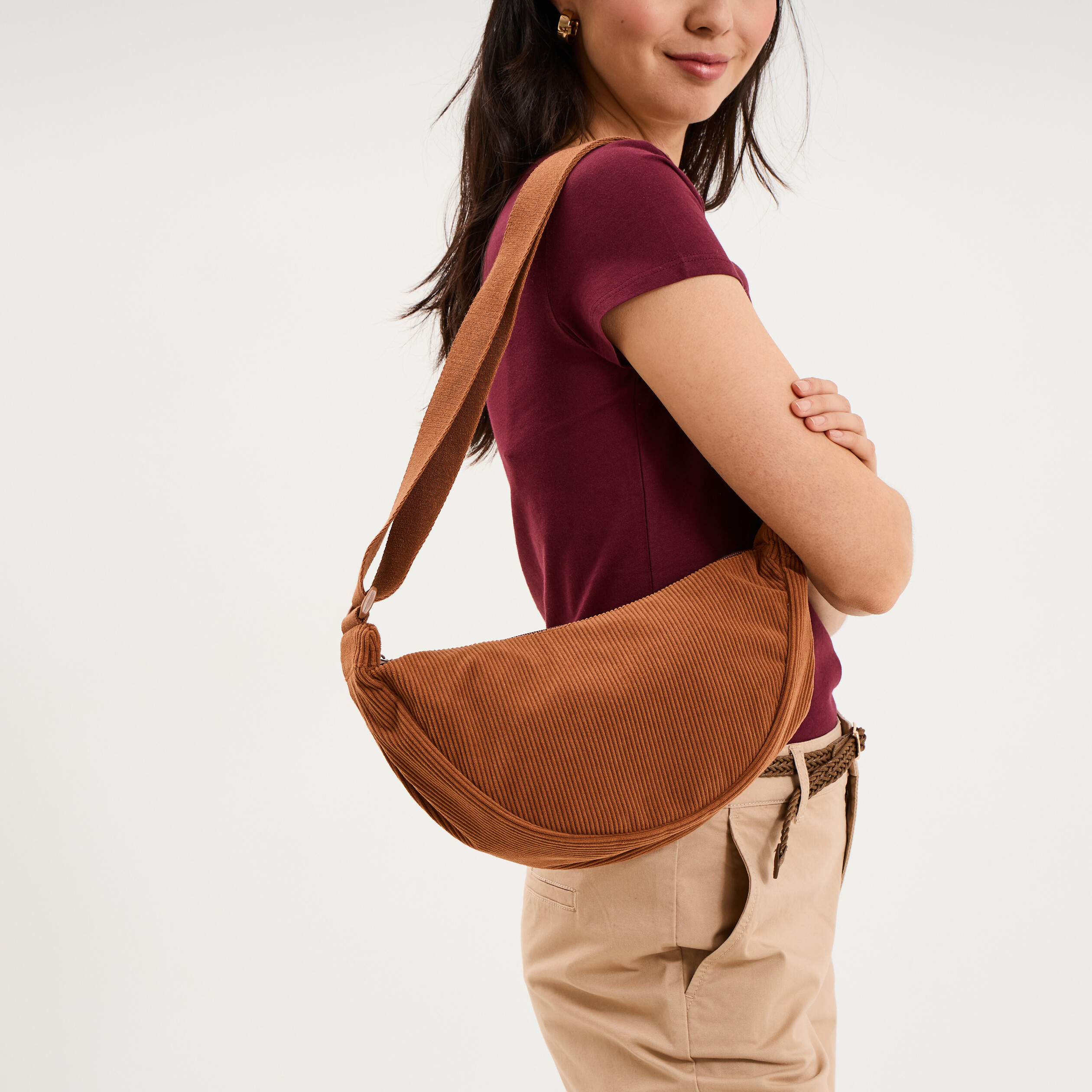 Sac banane effet velours c&ocirc;tel&eacute; camel femme