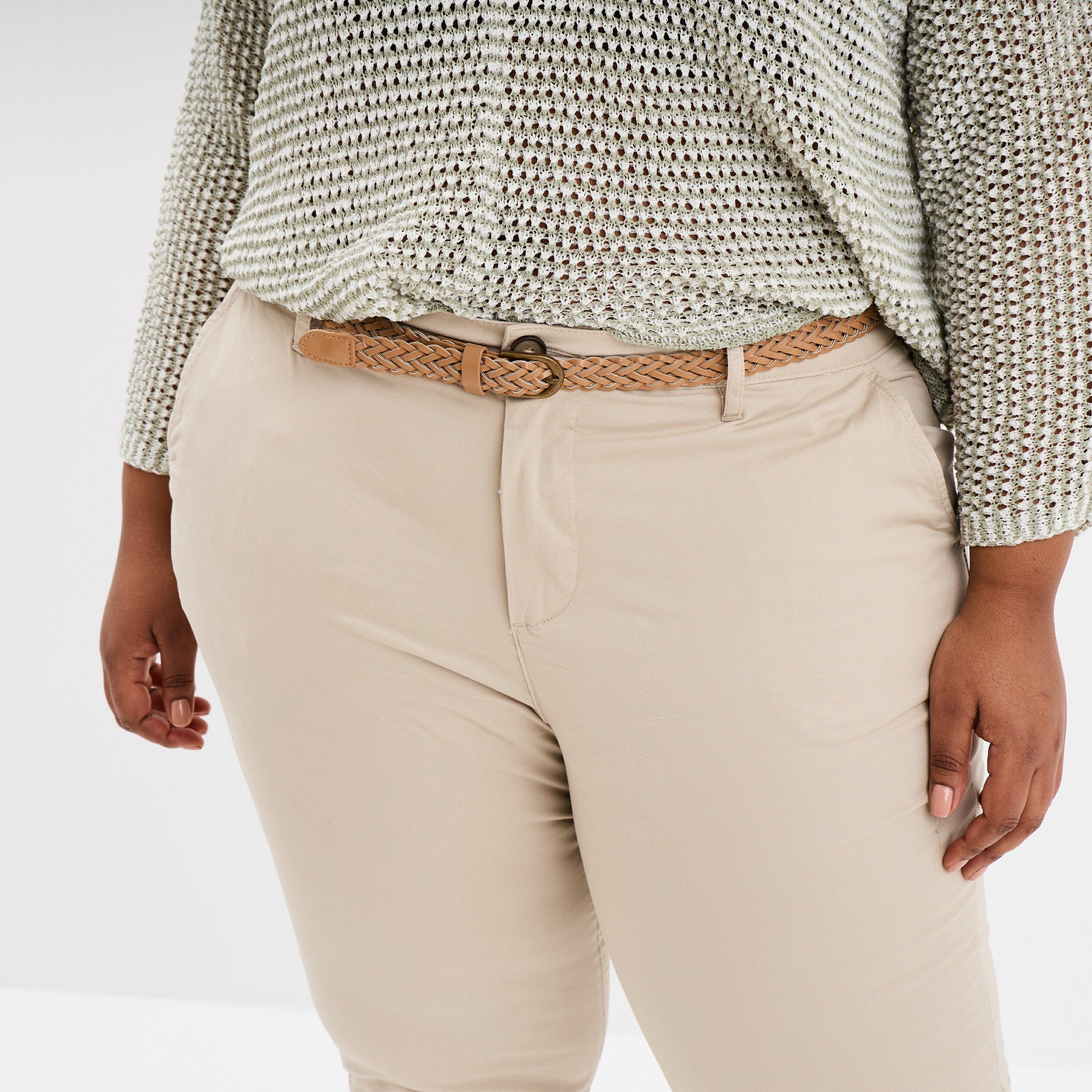 pantalon chino cigarette ceinture coton beige femmegt Pantalon chino cigarette ceinturé coton beige femme grande taille