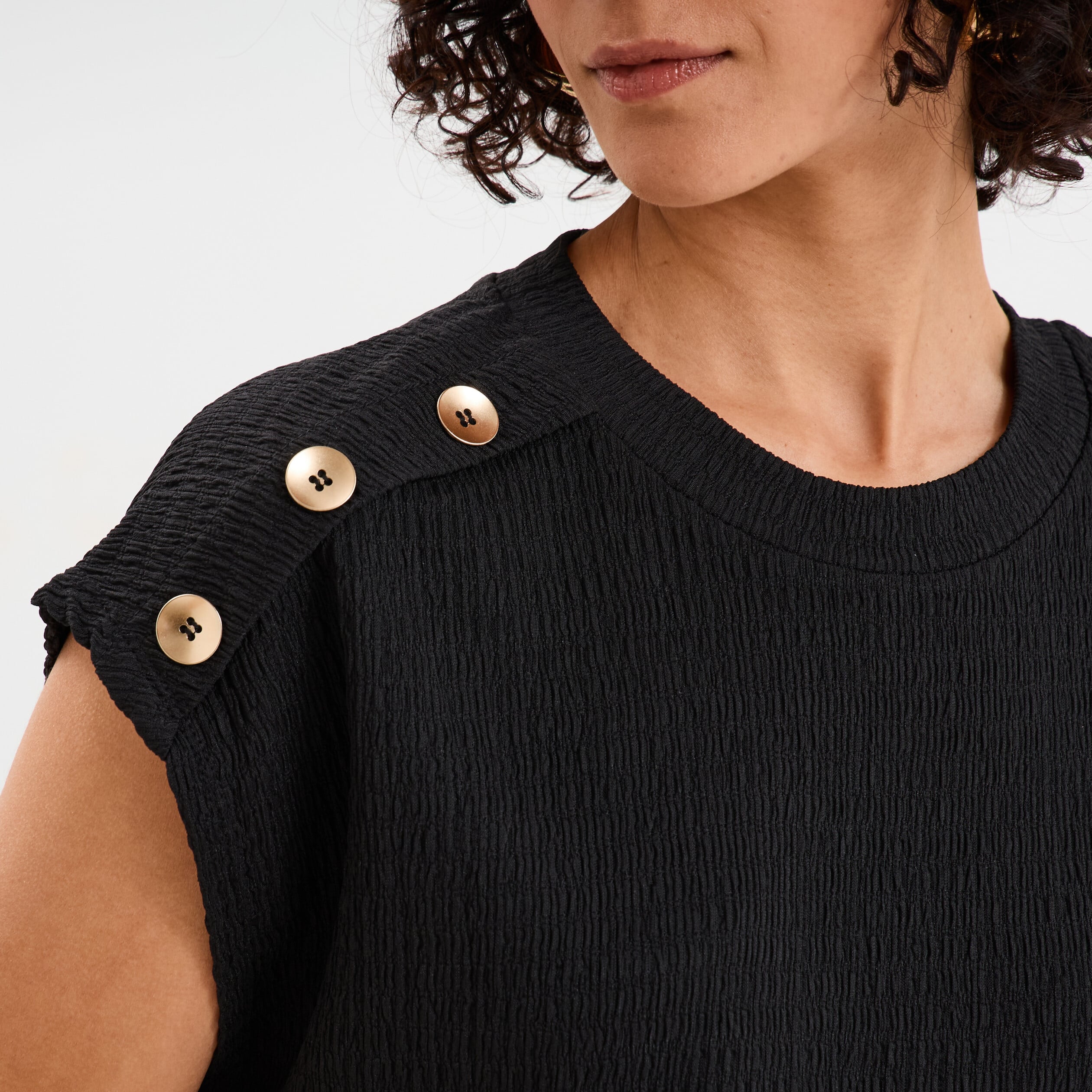 T-shirt gaufr&eacute; col rond avec boutons noir femme