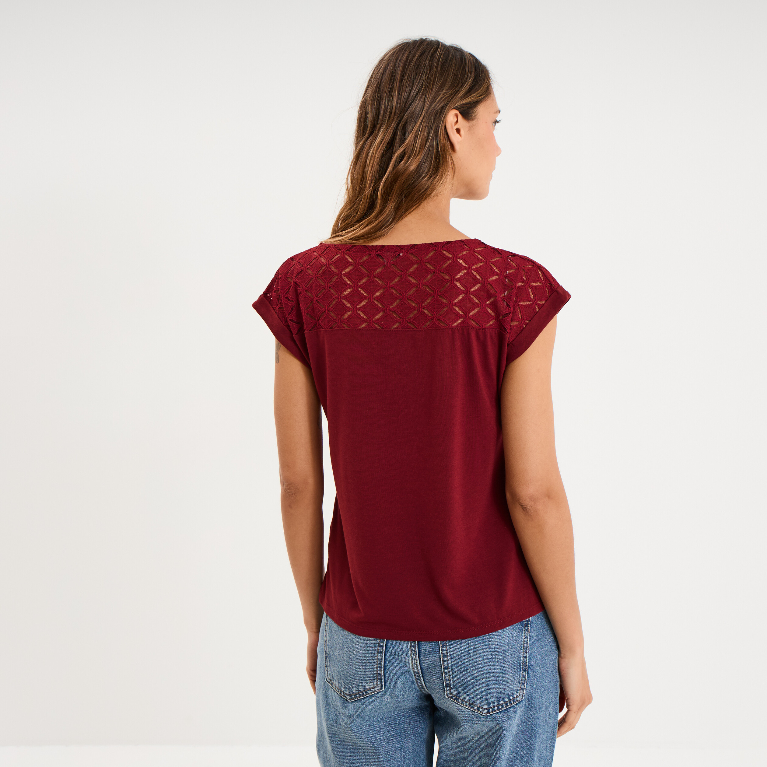 T-shirt col en V ajour&eacute; &eacute;paules et dos bordeaux femme