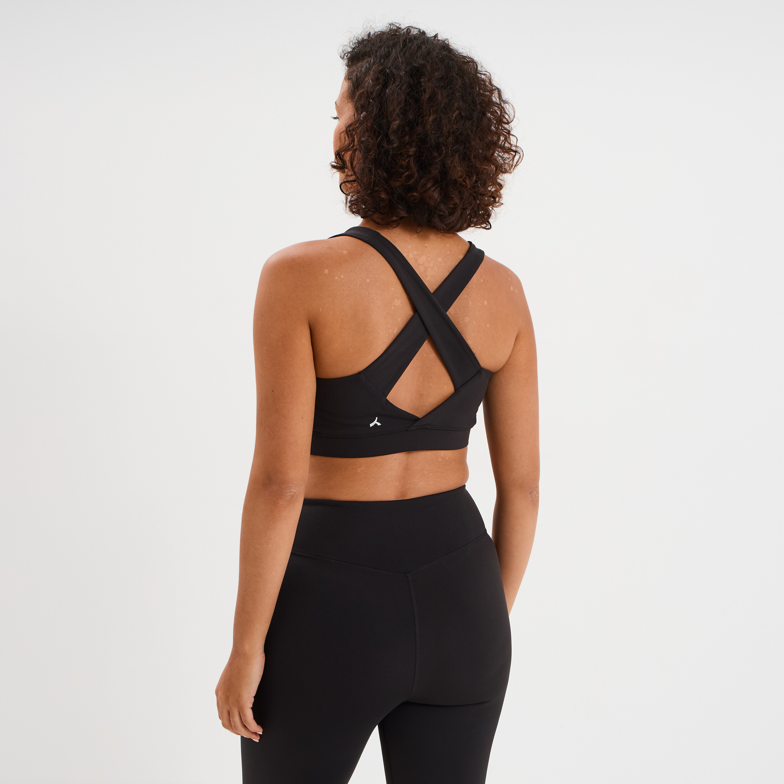 Brassi&egrave;re de sport ajust&eacute;e dos nageur noir femme