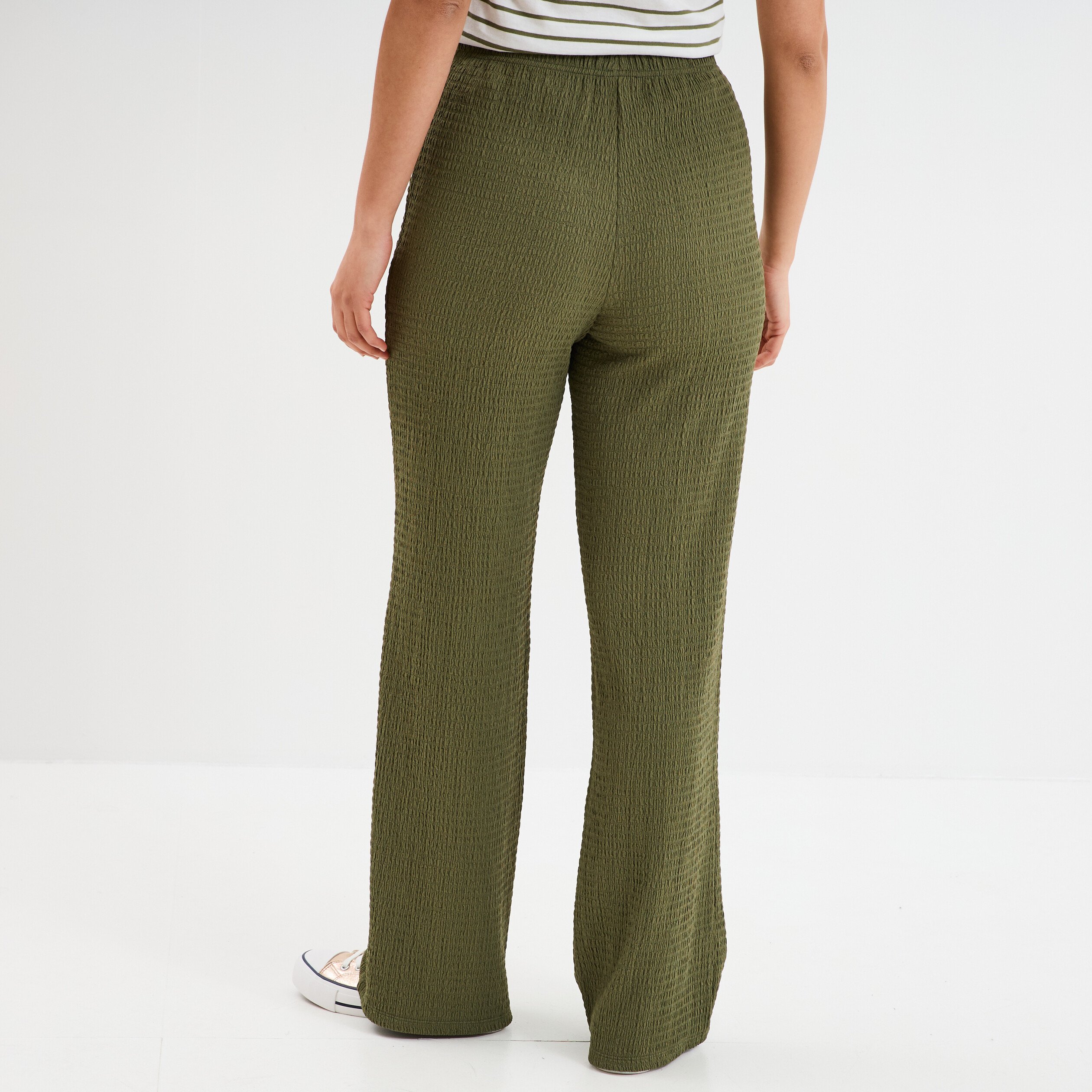 pantalon effet gaufre taille elastiquee vert kaki femme Pantalon effet gaufré taille élastiquée vert kaki femme