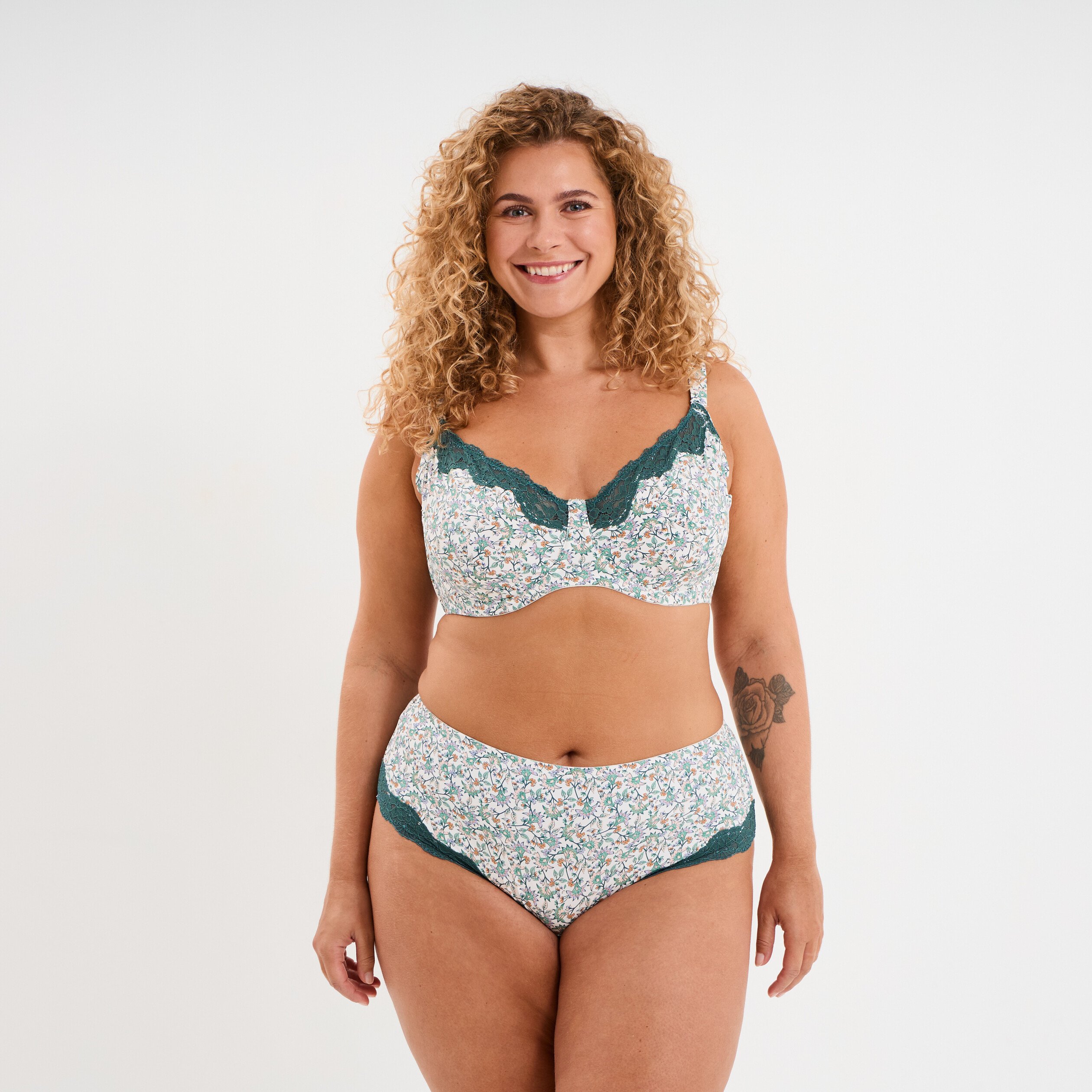 shorty microfibre ecru femmegt Shorty microfibre ecru femme grande taille