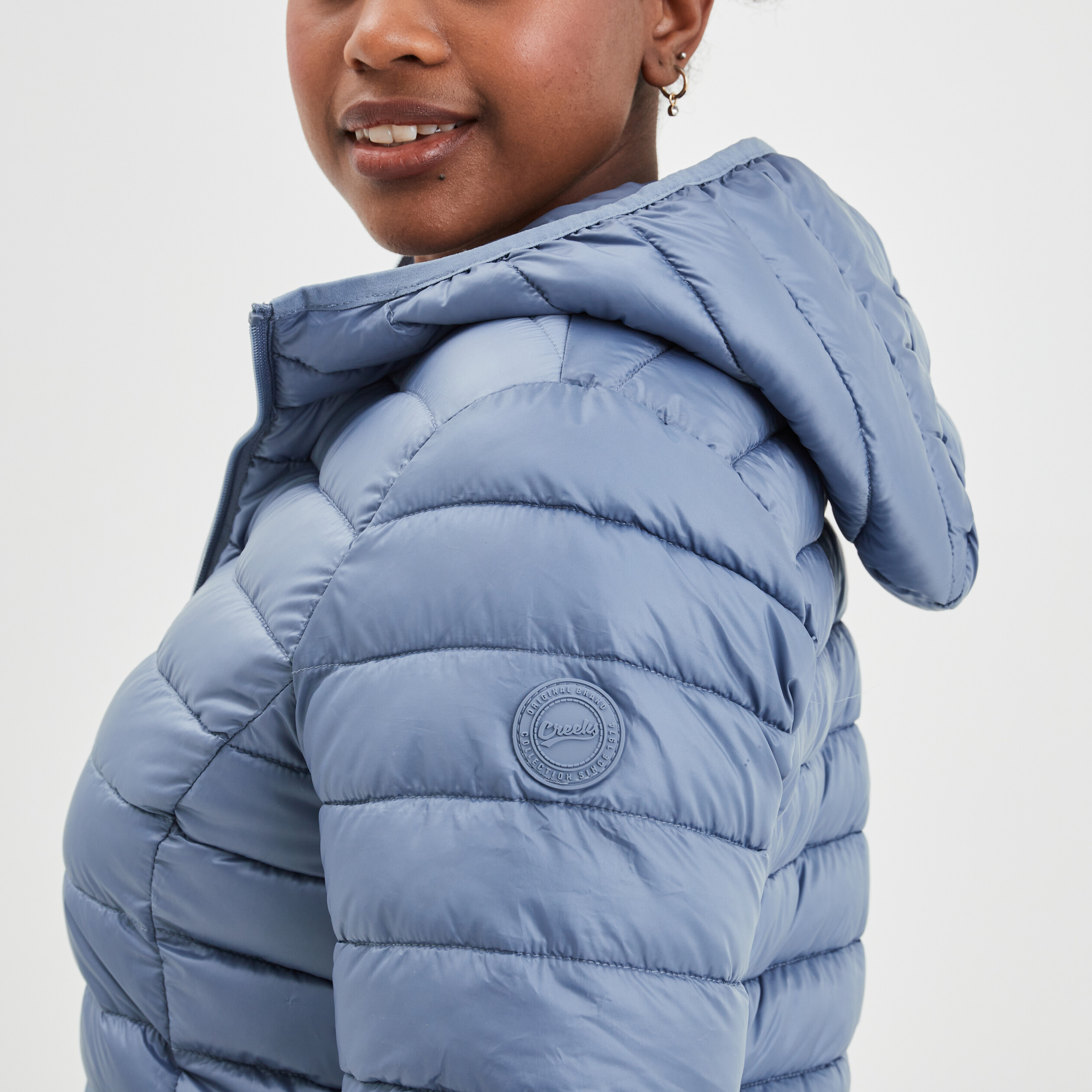 Doudoune l&eacute;g&egrave;re d&eacute;perlante &agrave; capuche bleu gris femme