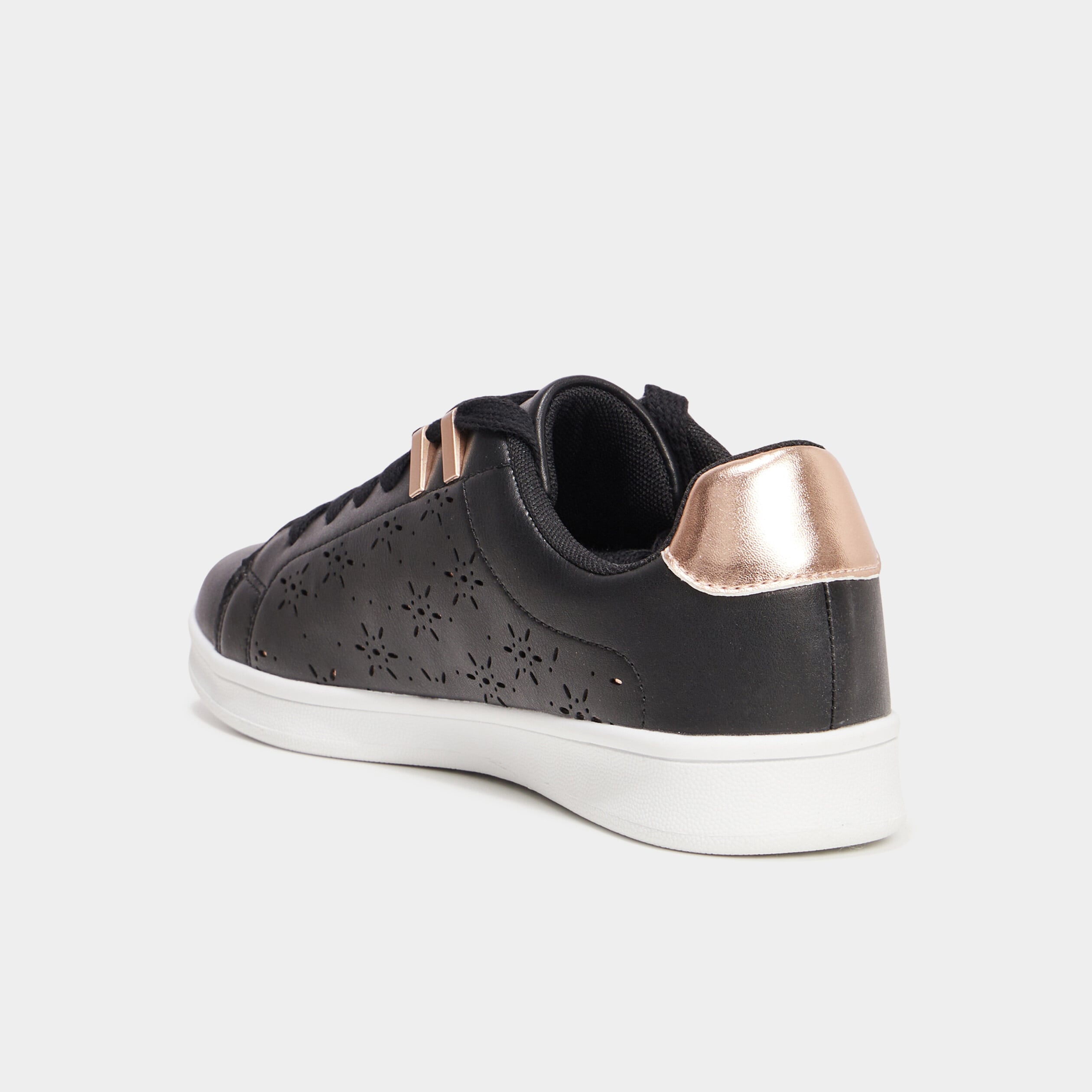 Baskets perfor&eacute;es semelle plate noir femme