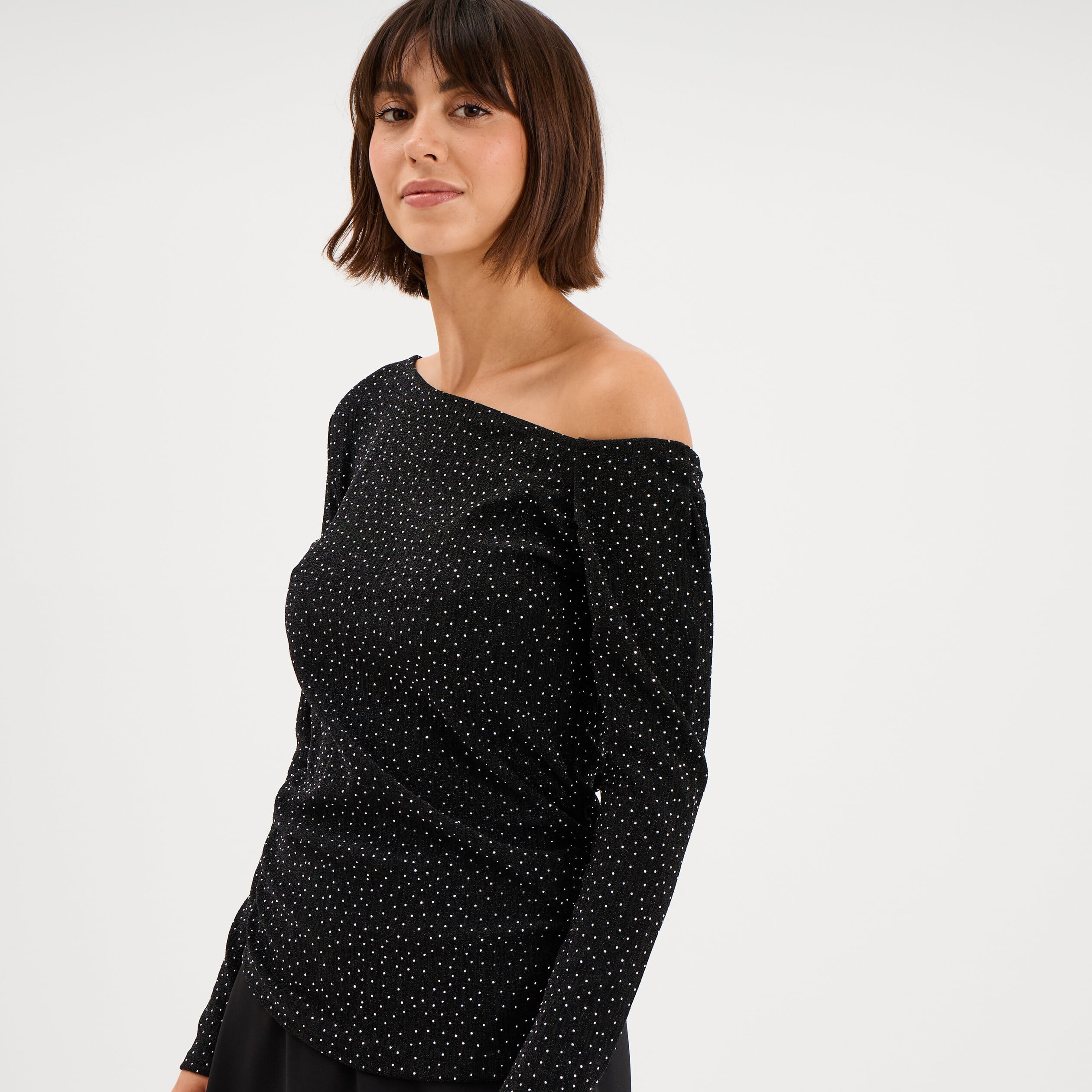 T-shirt cintr&eacute; &agrave; clous col asym&eacute;trique noir femme