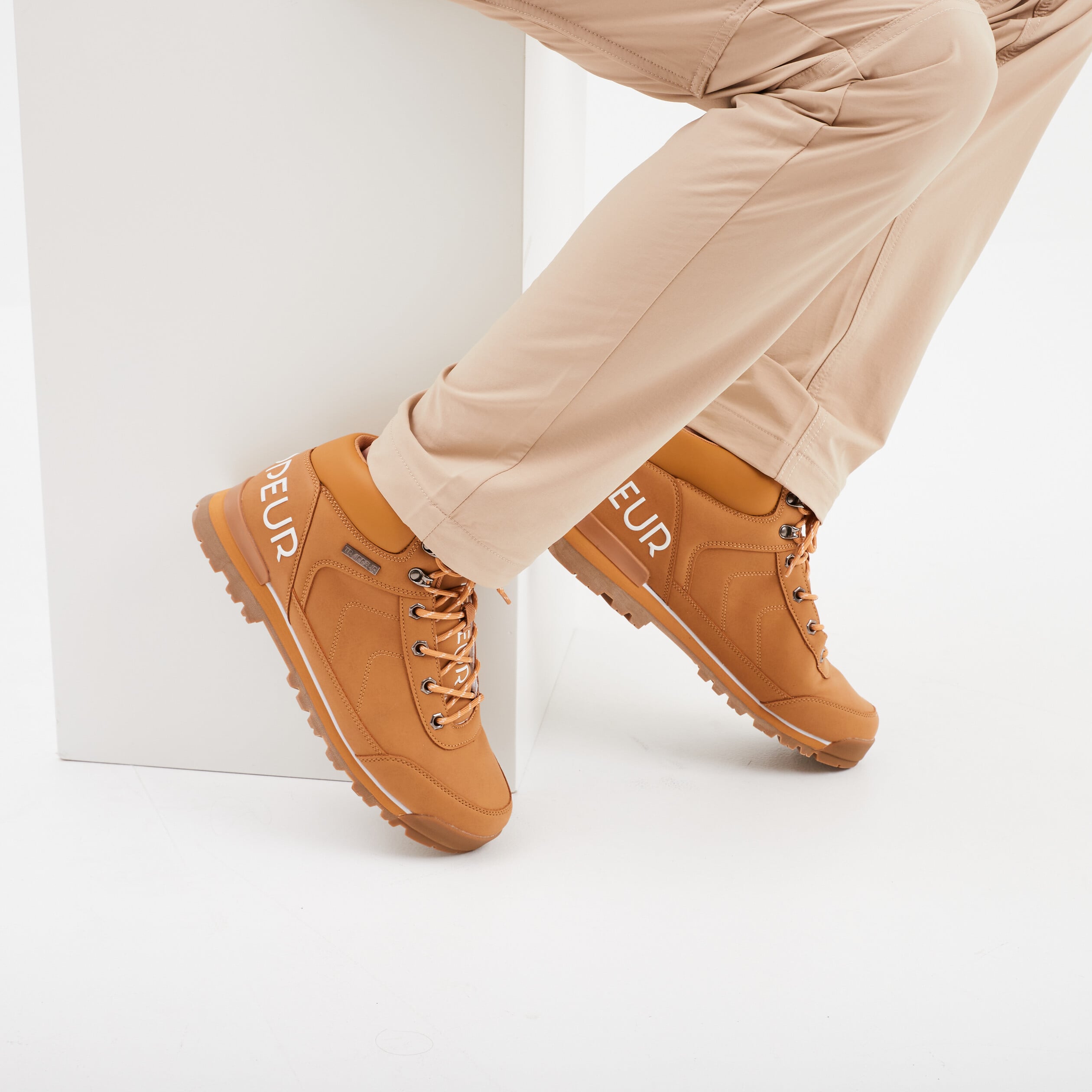 Bottines montantes semelles crant&eacute;es jaune homme