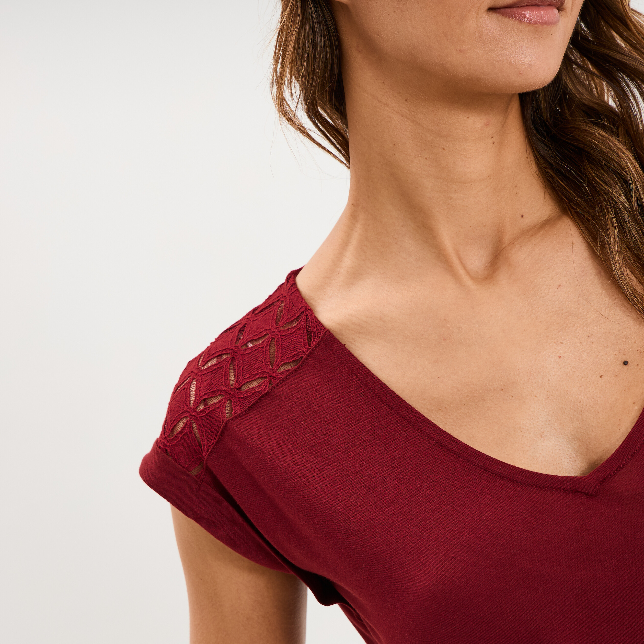 T-shirt col en V ajour&eacute; &eacute;paules et dos bordeaux femme