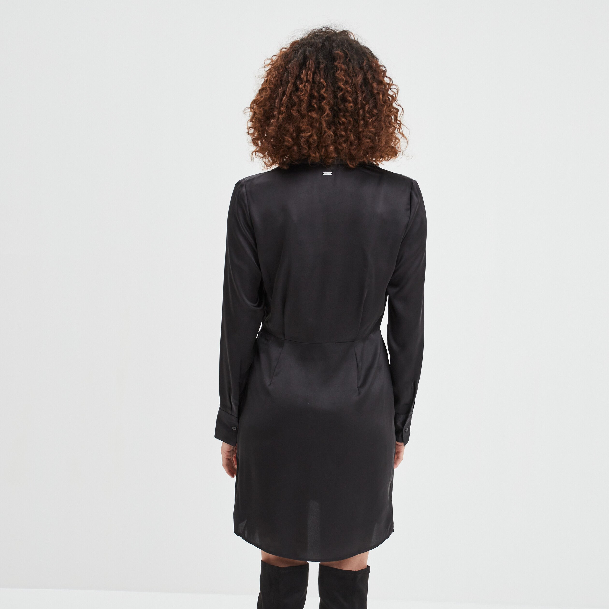 Robe satin noir courte deals