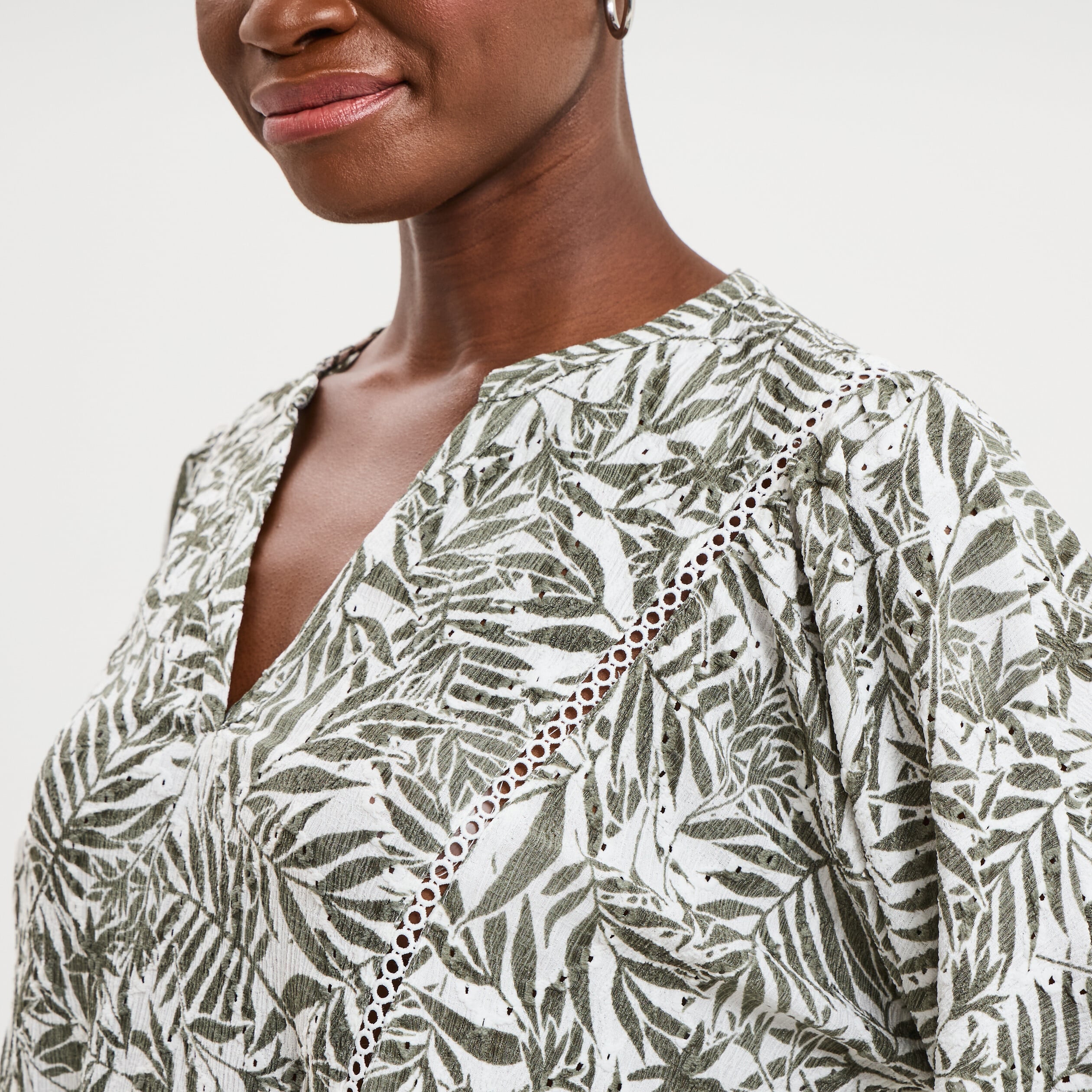 Blouse ajour&eacute;e manches 3/4 col en V ecru femme