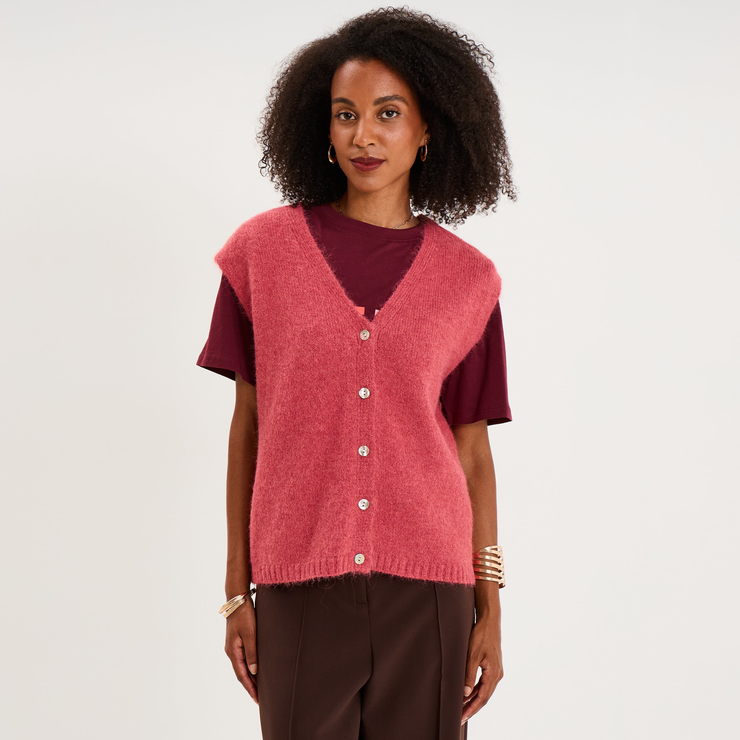 Gilet sans manches col V boutonn&eacute; rose cerise femme