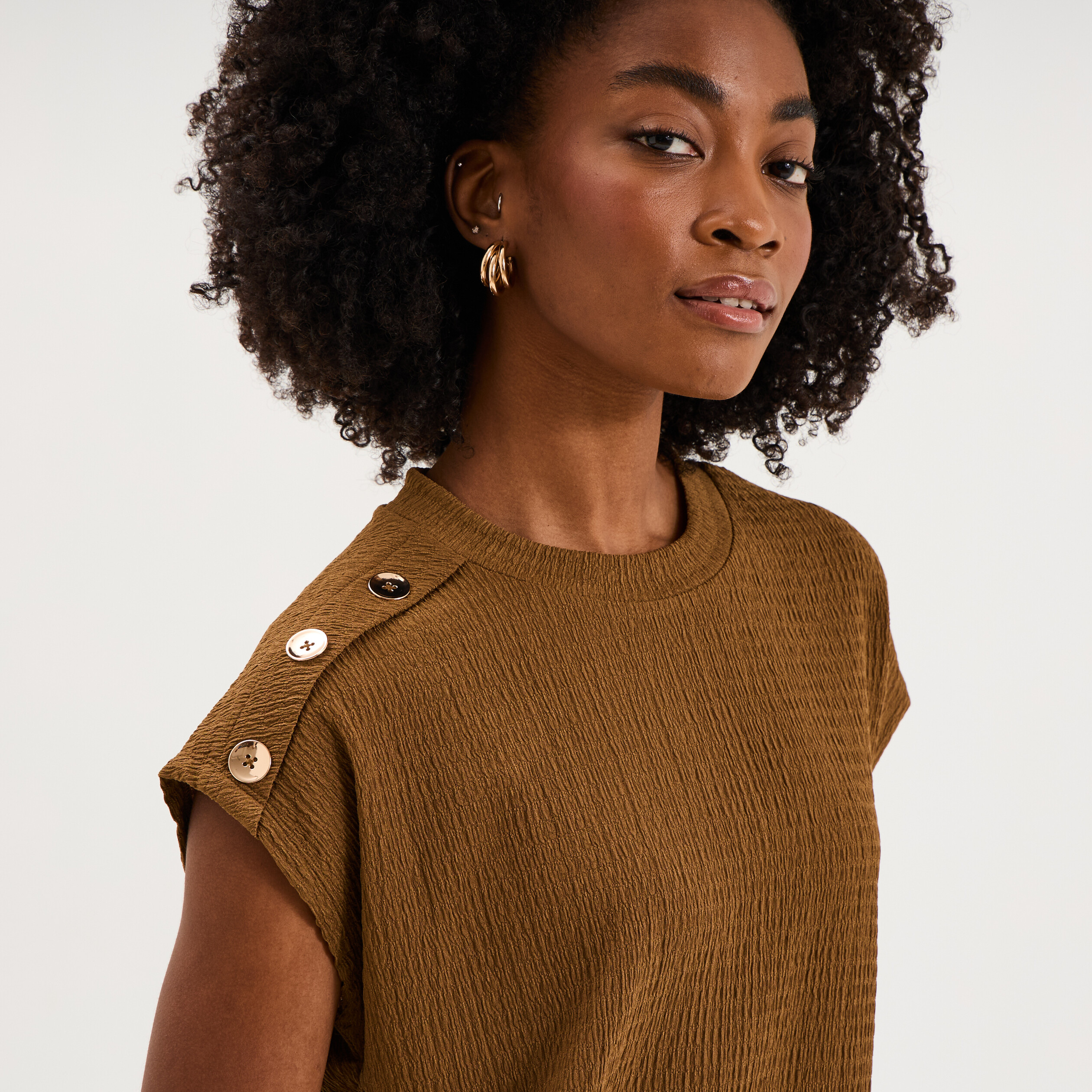T-shirt gaufr&eacute; col rond avec boutons beige femme