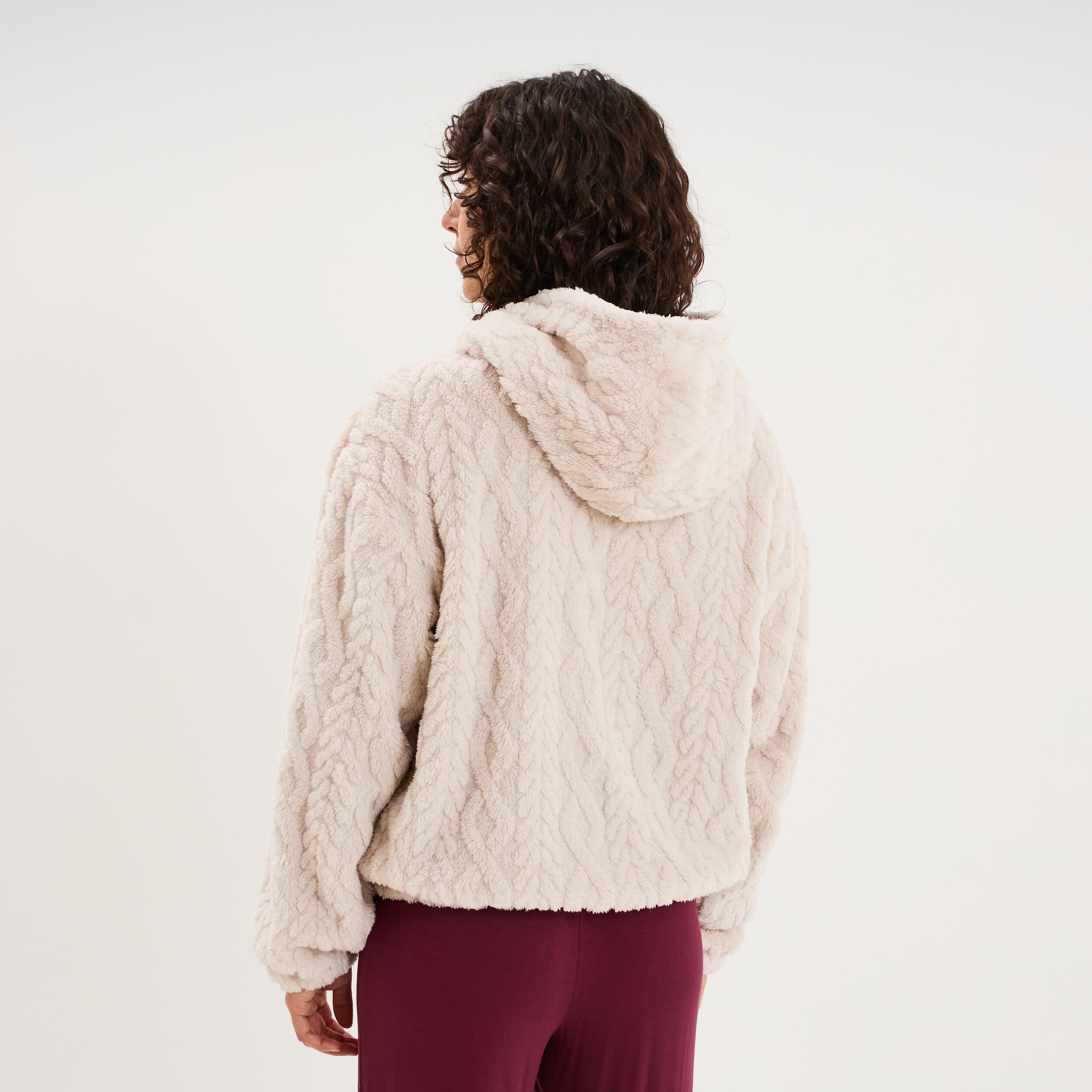 Veste fausse fourrure &agrave; capuche gris clair femme