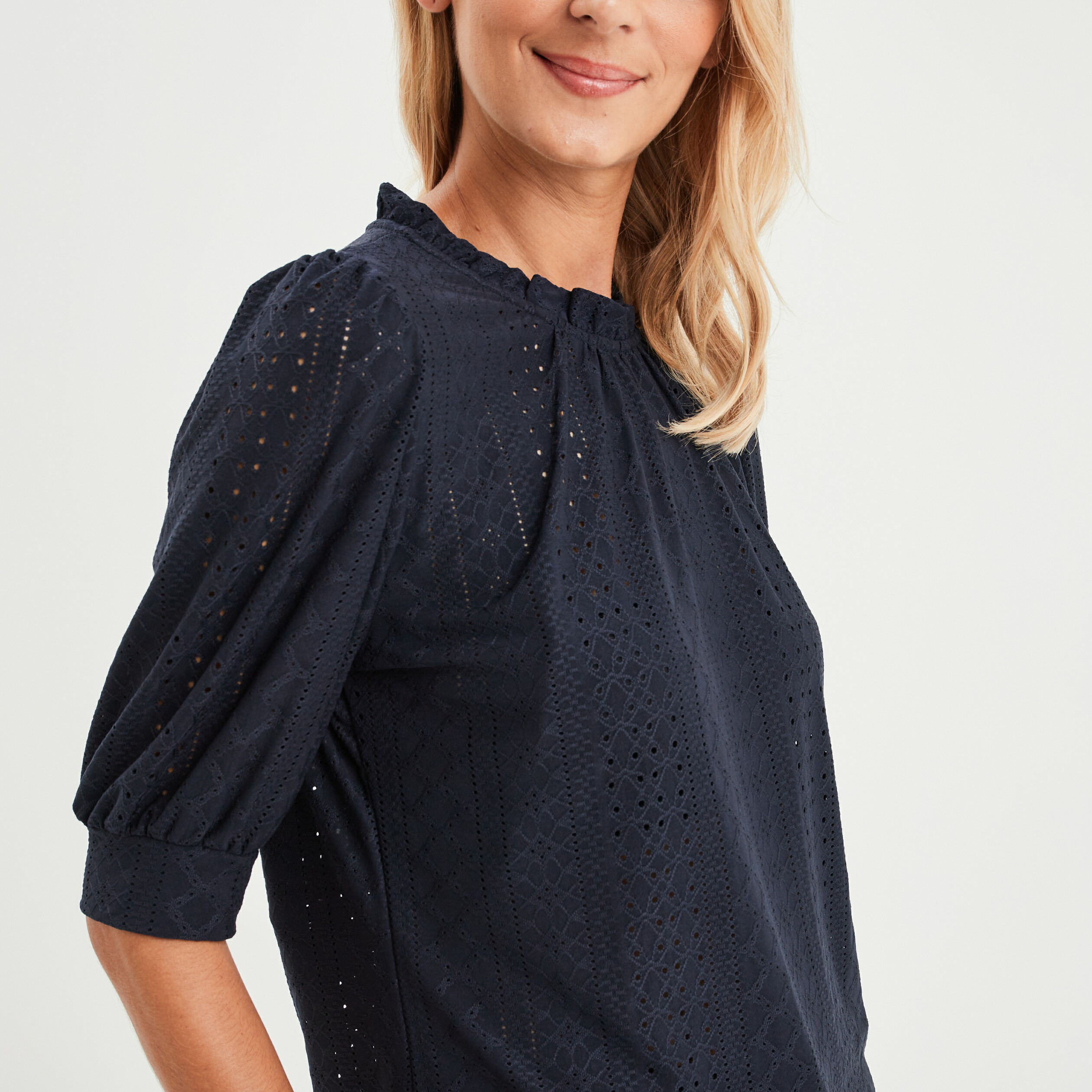 t shirt brode col montant manches 34 bleu marine femme T-shirt brodé col montant manches 3/4 bleu marine femme