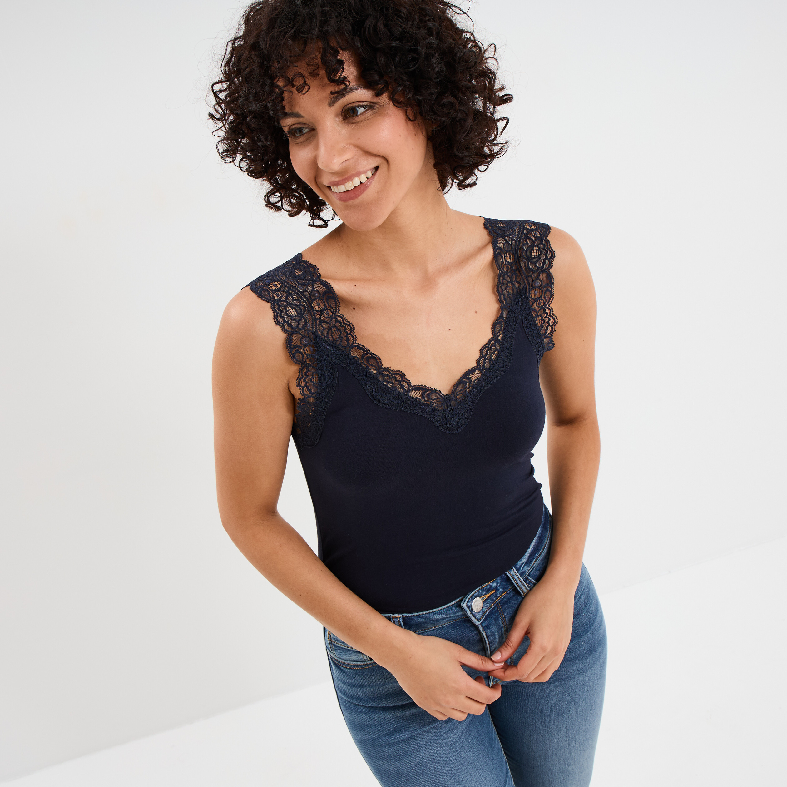 D&eacute;bardeur ajust&eacute; avec dentelle col V bleu fonc&eacute; femme