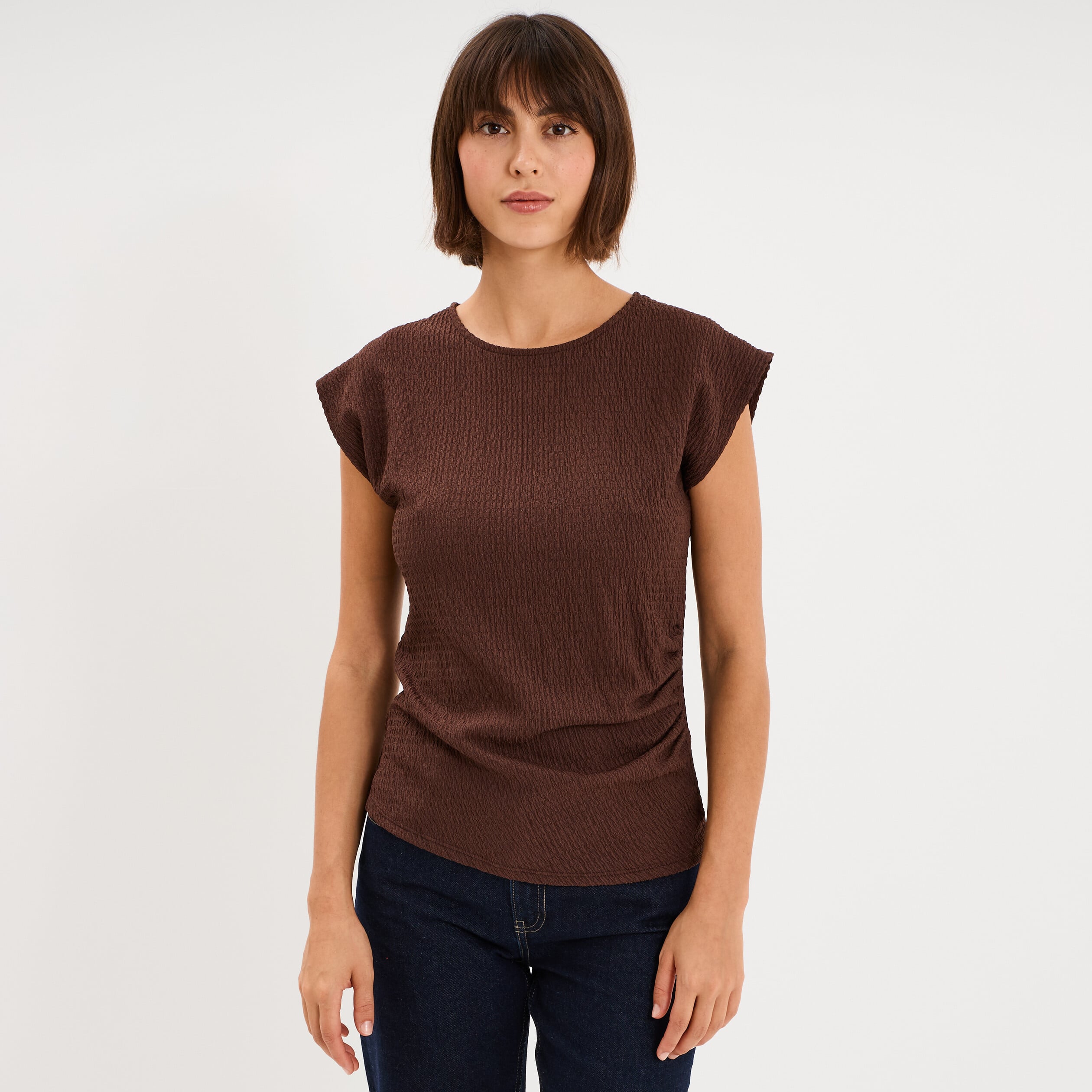 T-shirt fronc&eacute; gaufr&eacute; manches courtes marron fonc&eacute; femme